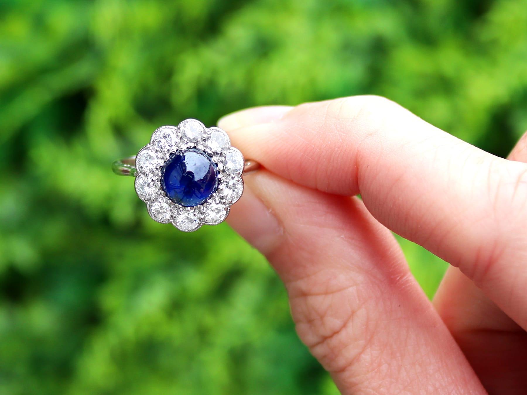 Uno splendido, raffinato e impressionante anello antico in platino con zaffiro basaltico da 2,70 carati e diamante da 1,10 carati; fa parte della nostra collezione di anelli di fidanzamento a grappolo con pietre preziose.

Questo splendido anello di