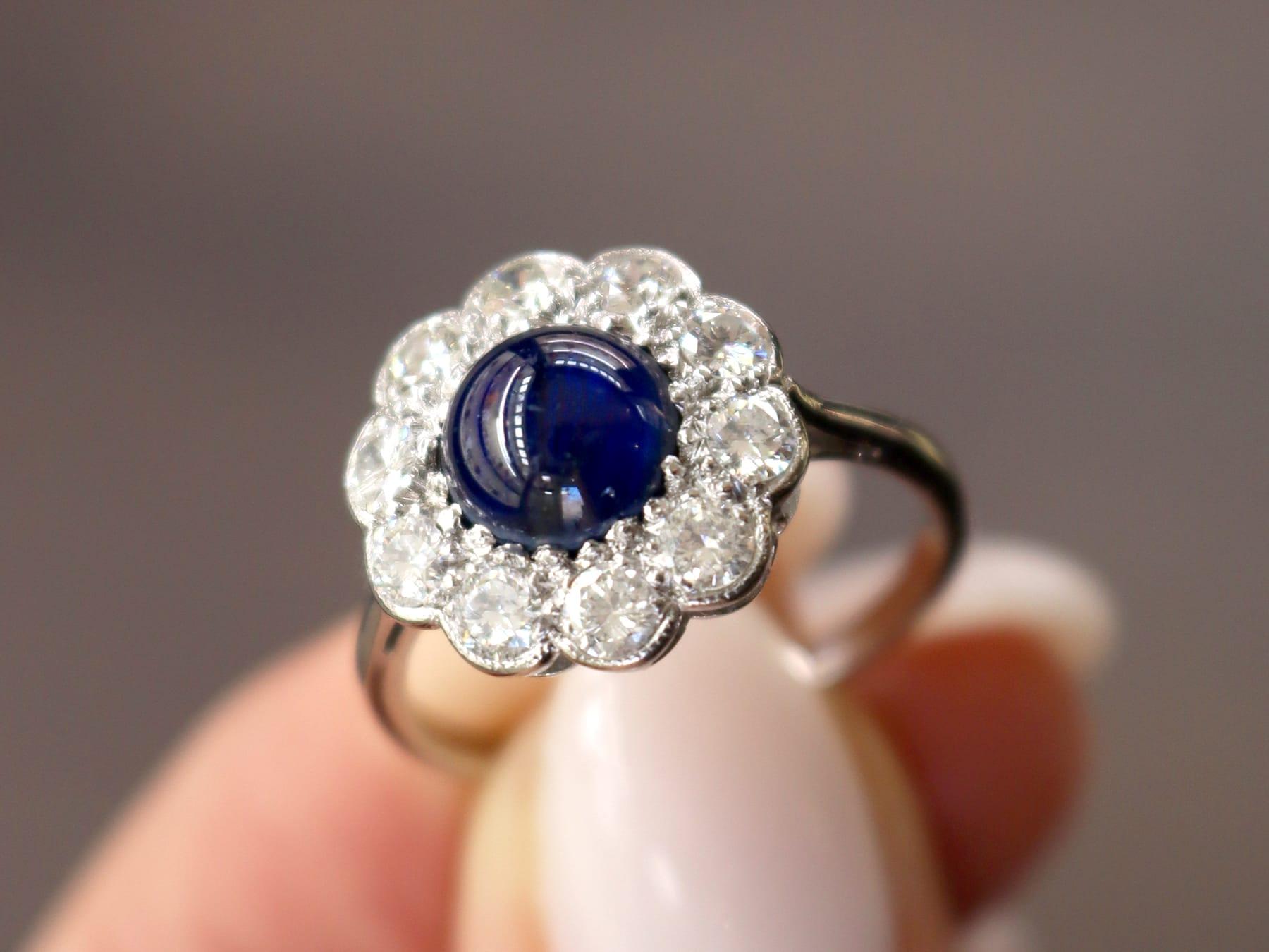 Cabochon Anello con zaffiro basaltico da 2,70 carati e diamante da 1,10 carati in platino, CIRCA 1930 in vendita