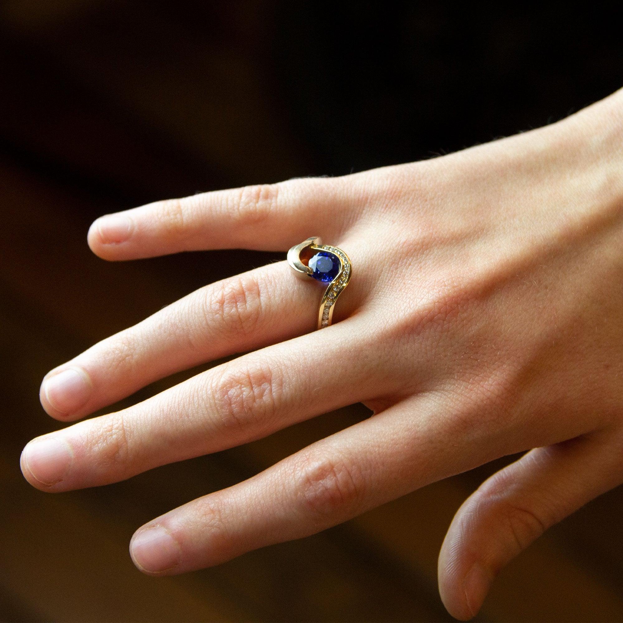 Ein prächtiger Ring aus Ceylon-Saphir und Diamant, gefasst in 14 Karat Gelb- und Weißgold. Der zentrale runde Saphir misst 2,70 Karat und kann als 
