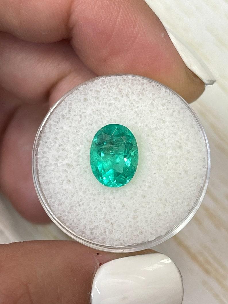 Piedra: Esmeralda
Peso: 2,70 quilates
Forma: Corte Oval
Claridad: Transparente
Lustre: Muy bueno
Color: Verde azulado
Medidas: 10,04 mm x 7,76 mm x 6,15 mm
Origen geográfico: Colombia
Tratamiento: Natural, Engrasado

Observaciones: Debido a sus