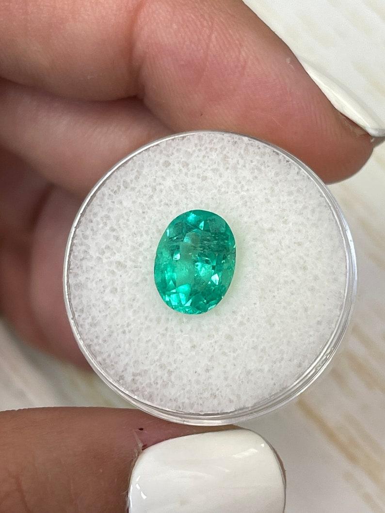 2,70 Quilates Esmeralda Colombiana Verde Brillante de Primavera Talla Oval - Gema Natal de Mayo Moderno en venta