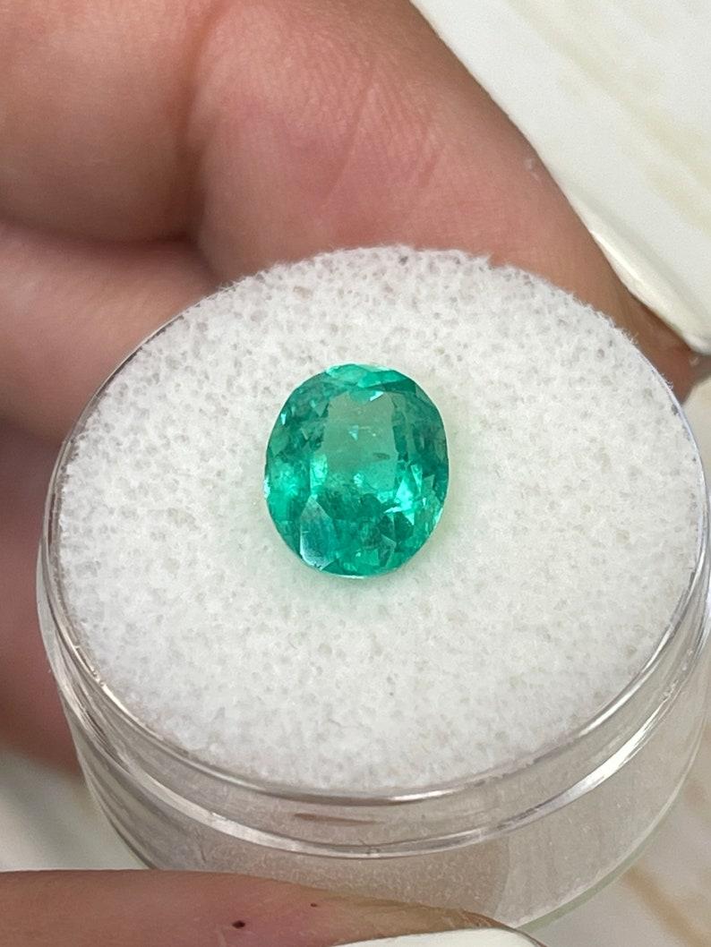2,70 Quilates Esmeralda Colombiana Verde Brillante de Primavera Talla Oval - Gema Natal de Mayo Corte oval en venta