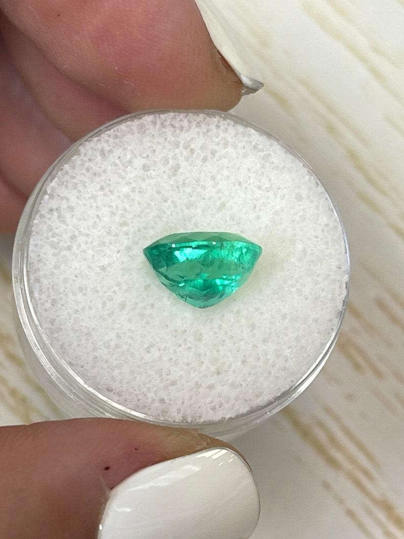Femenino o masculino 2,70 Quilates Esmeralda Colombiana Verde Brillante de Primavera Talla Oval - Gema Natal de Mayo en venta