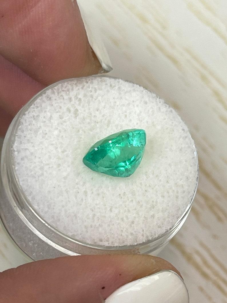 2,70 Quilates Esmeralda Colombiana Verde Brillante de Primavera Talla Oval - Gema Natal de Mayo en venta 1