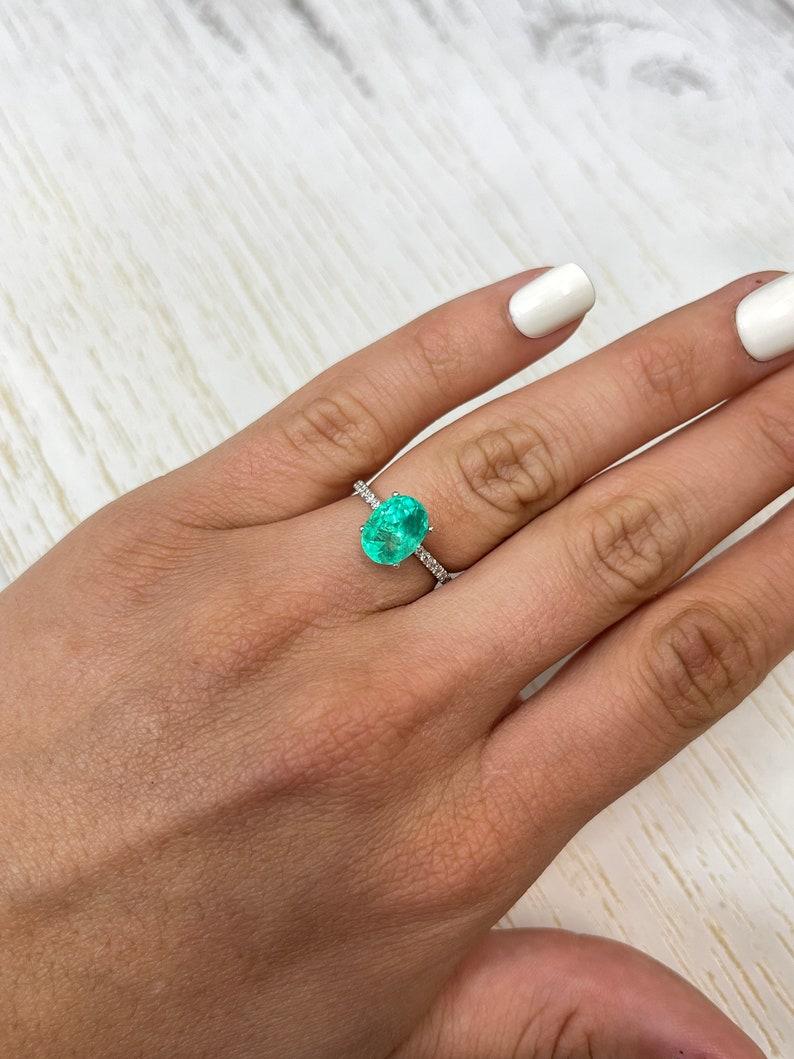 2,70 Quilates Esmeralda Colombiana Verde Brillante de Primavera Talla Oval - Gema Natal de Mayo en venta 2