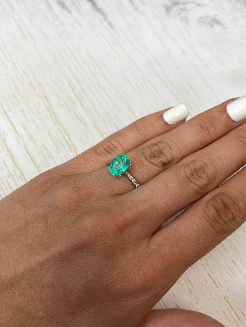2,70 Quilates Esmeralda Colombiana Verde Brillante de Primavera Talla Oval - Gema Natal de Mayo en venta 3