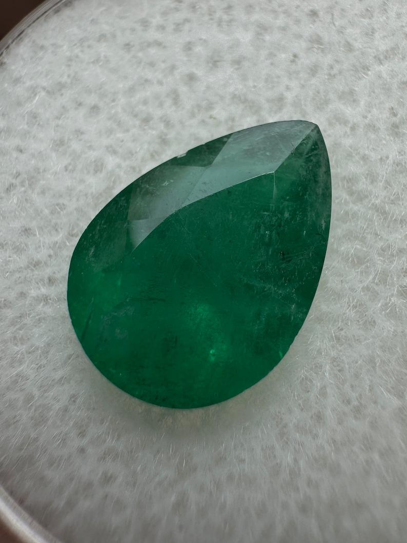 A. Stone: Smeraldo
Peso: 2,70 carati
Forma: Taglio a pera
Chiarezza: Trasparente
Lucentezza: Molto buono-buono
Colore: Verde scuro
Misure: 11,86 mm x 8,34 mm x 5,24 mm
Origine geografica: Colombia
Trattamento: Naturale, oliatura

Commenti: A causa
