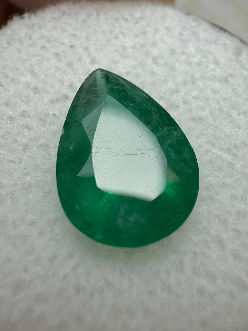 Moderno Smeraldo colombiano verde scuro da 2,70 carati - pietra di maggio a goccia con taglio a pera in vendita