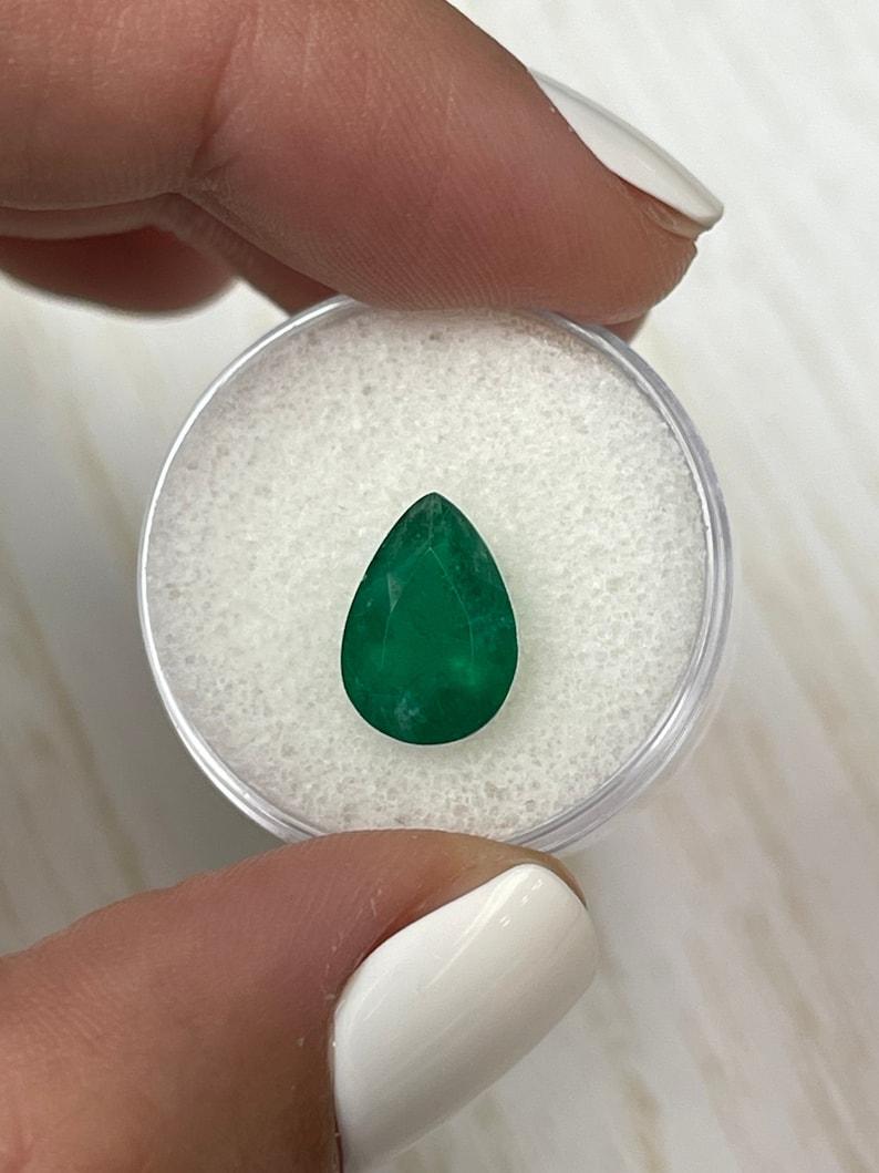Taglio a goccia Smeraldo colombiano verde scuro da 2,70 carati - pietra di maggio a goccia con taglio a pera in vendita