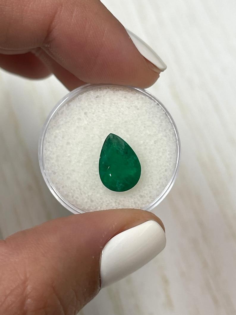 Smeraldo colombiano verde scuro da 2,70 carati - pietra di maggio a goccia con taglio a pera In condizioni Nuovo in vendita a Jupiter, FL