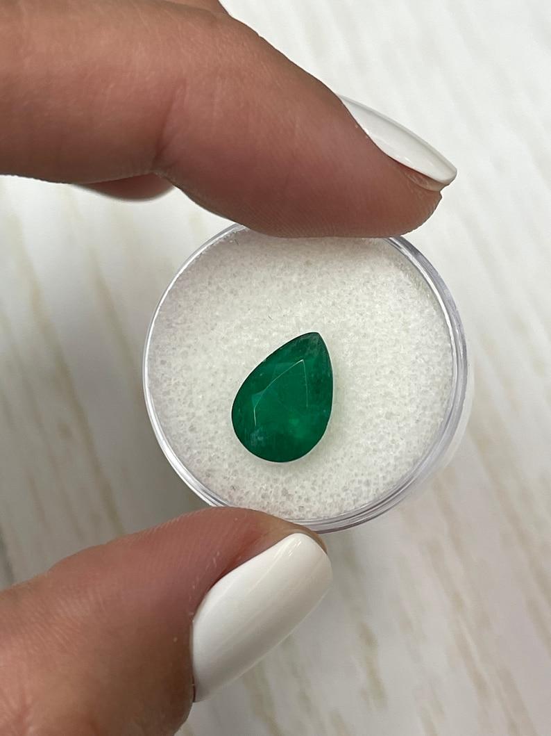 Donna Smeraldo colombiano verde scuro da 2,70 carati - pietra di maggio a goccia con taglio a pera in vendita