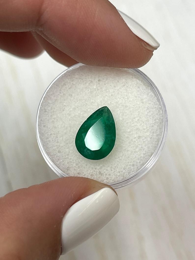 Smeraldo colombiano verde scuro da 2,70 carati - pietra di maggio a goccia con taglio a pera in vendita 1