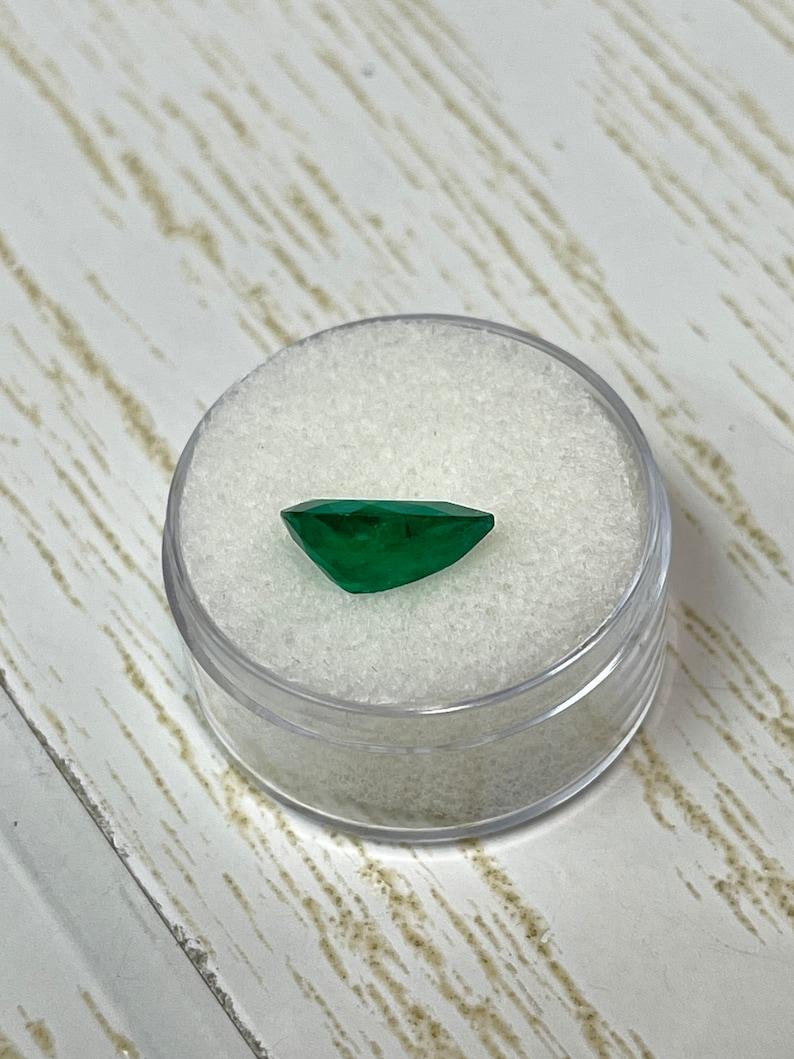 Smeraldo colombiano verde scuro da 2,70 carati - pietra di maggio a goccia con taglio a pera in vendita 2