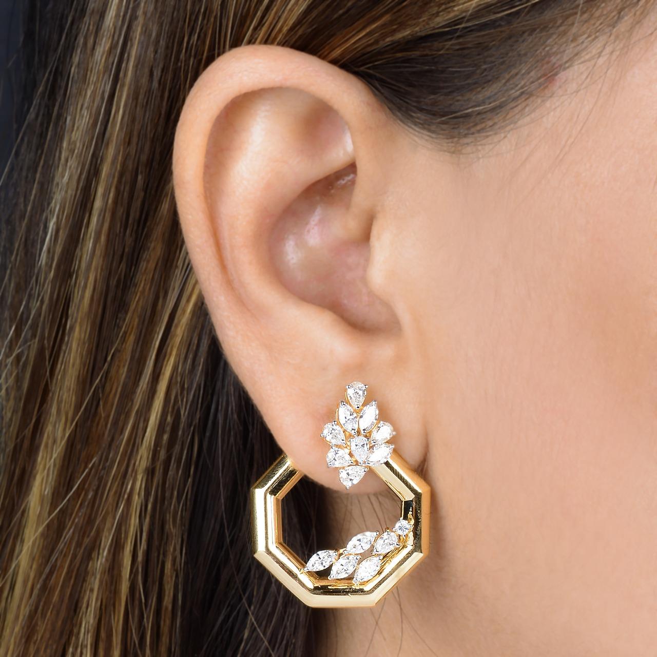 Diese wunderschönen Ohrringe sind aus 14-karätigem Gold gegossen und von Hand mit 2,70 Karat funkelnden Diamanten besetzt. Erhältlich in Rosé- und Gelbgold.

FOLLOW MEGHNA JEWELS Storefront, um die neueste Kollektion und exklusive Stücke zu sehen.