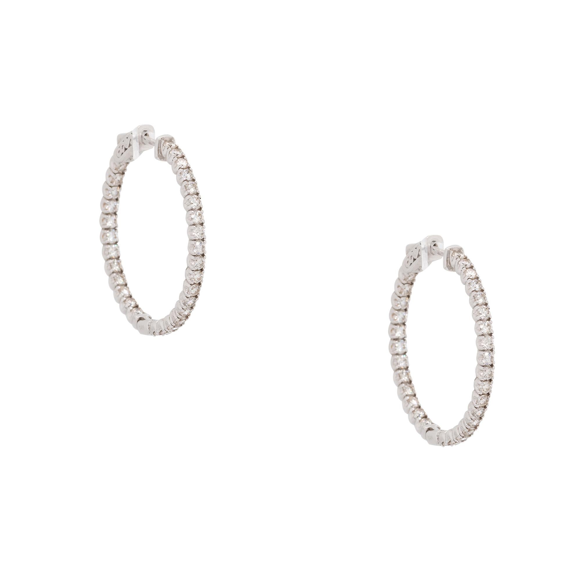 Matériau : Or blanc 14k
Détails des diamants : Environ 2,70ctw de diamants de taille ronde. Les diamants sont de couleur G/H et de pureté VS.
Mesures : 33mm x 3.50mm x 35mm
Fermeture : Dos vissé
Poids : 11.4g (7.3dwt) 
Détails supplémentaires :