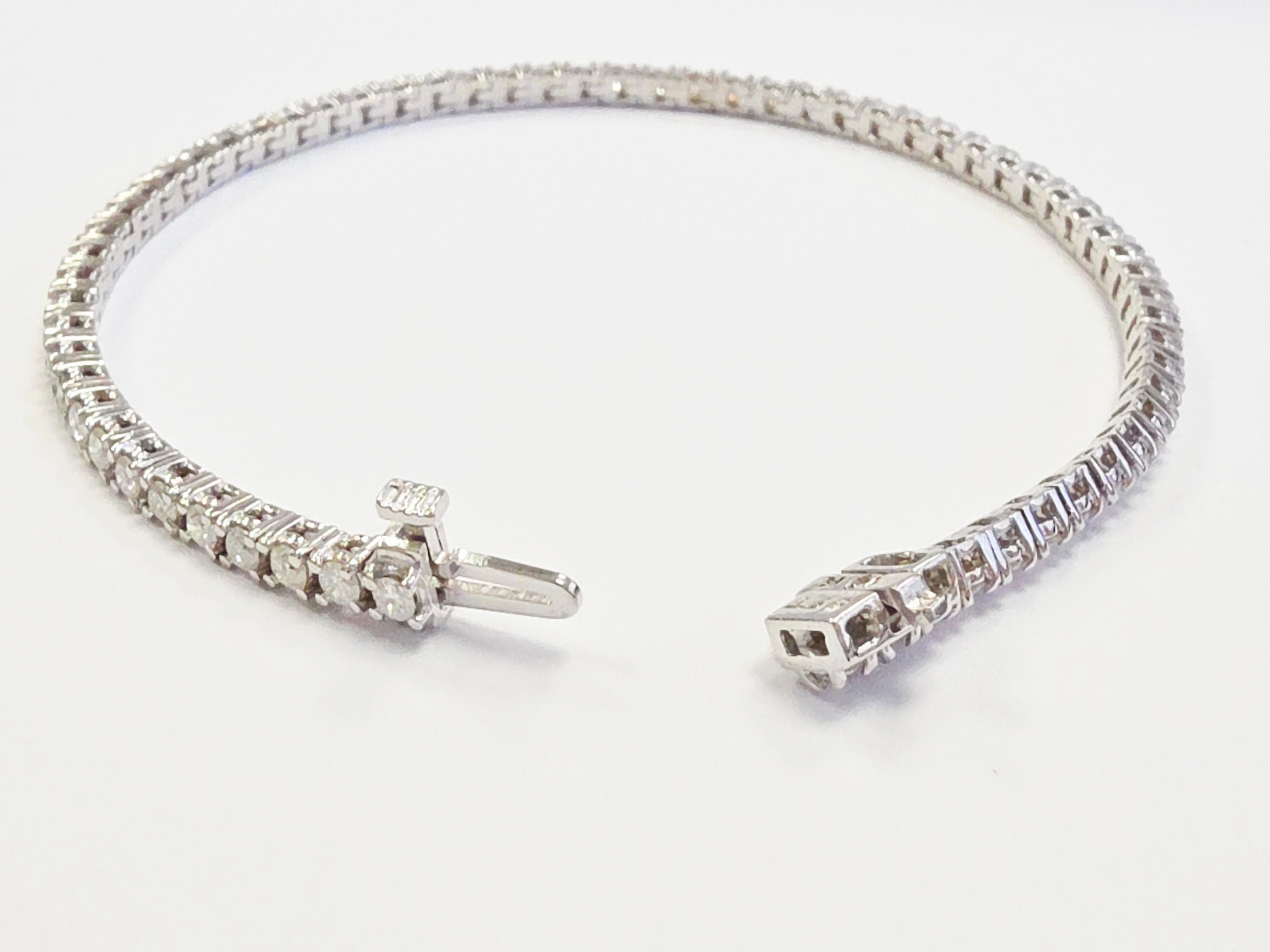 Dieses exquisite Tennisarmband zeichnet sich durch runde weiße Diamanten im Brillantschliff aus, die für ihre außergewöhnliche Brillanz und ihr Funkeln bekannt sind. Die Diamanten sind im klassischen Vier-Zacken-Stil gefasst und sorgfältig
