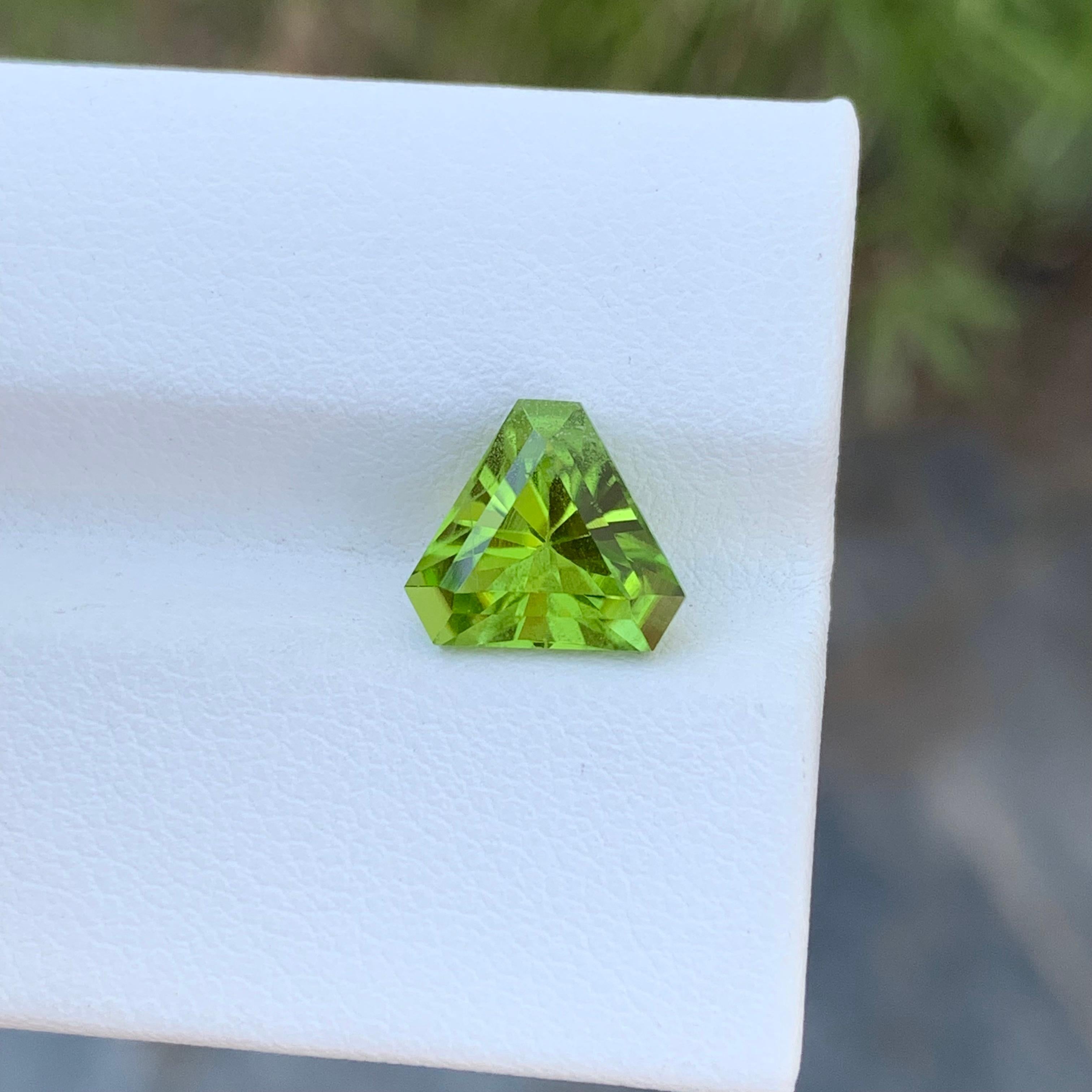 Arts and Crafts 2.70 Carat Natural Loose Apple Green Trillion Shape Peridot Gem For Ring  For Sale