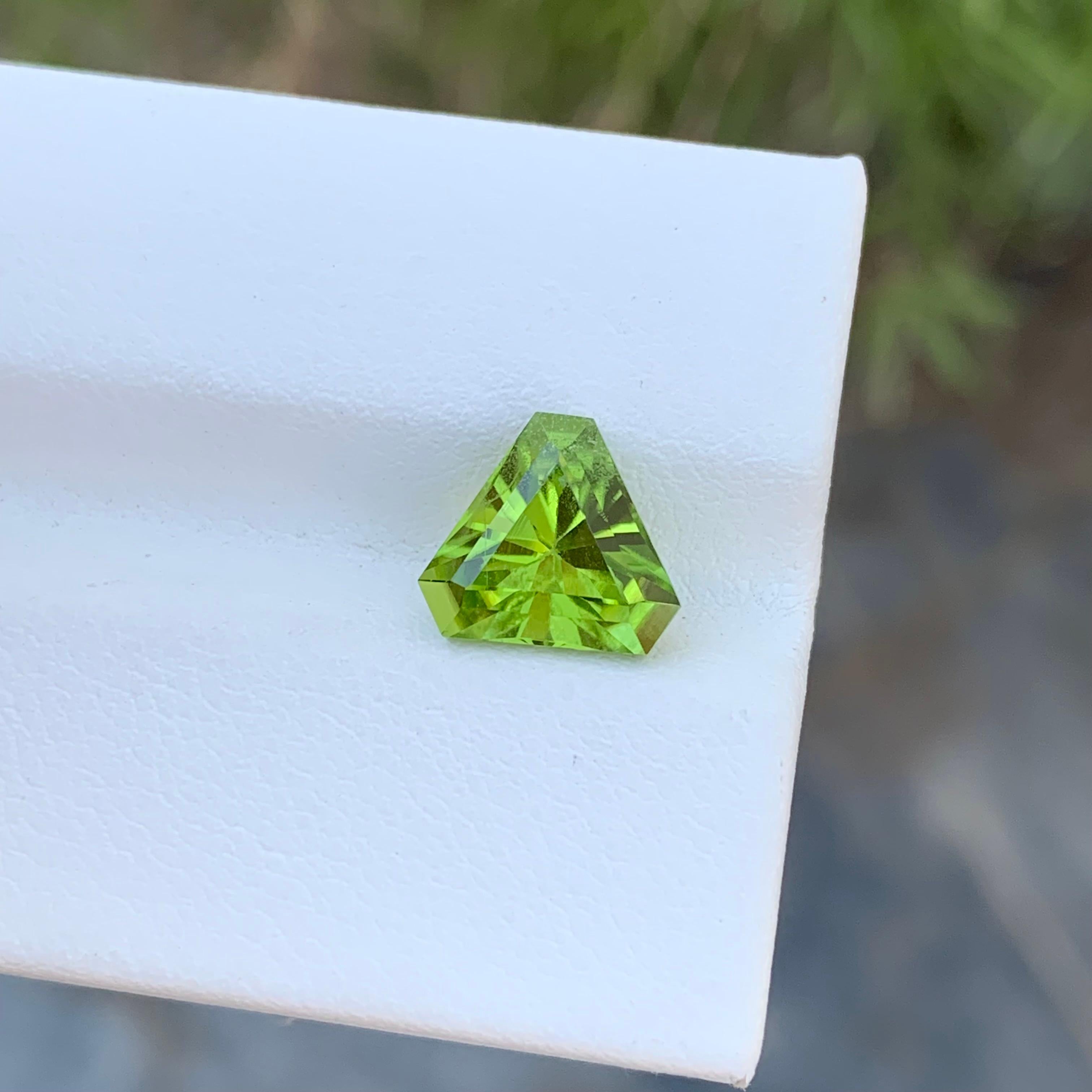 Trillion Cut 2.70 Carat Natural Loose Apple Green Trillion Shape Peridot Gem For Ring  For Sale
