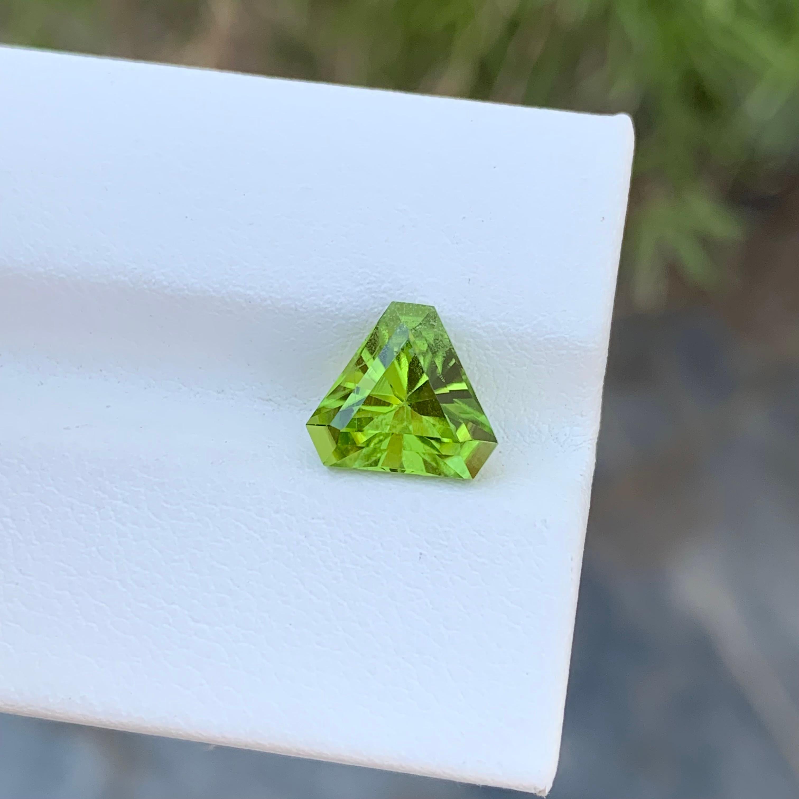 2,70 Karat natürlicher loser Apfelgrüner Peridot in Trillionenform für Ring (Trillionschliff) im Angebot