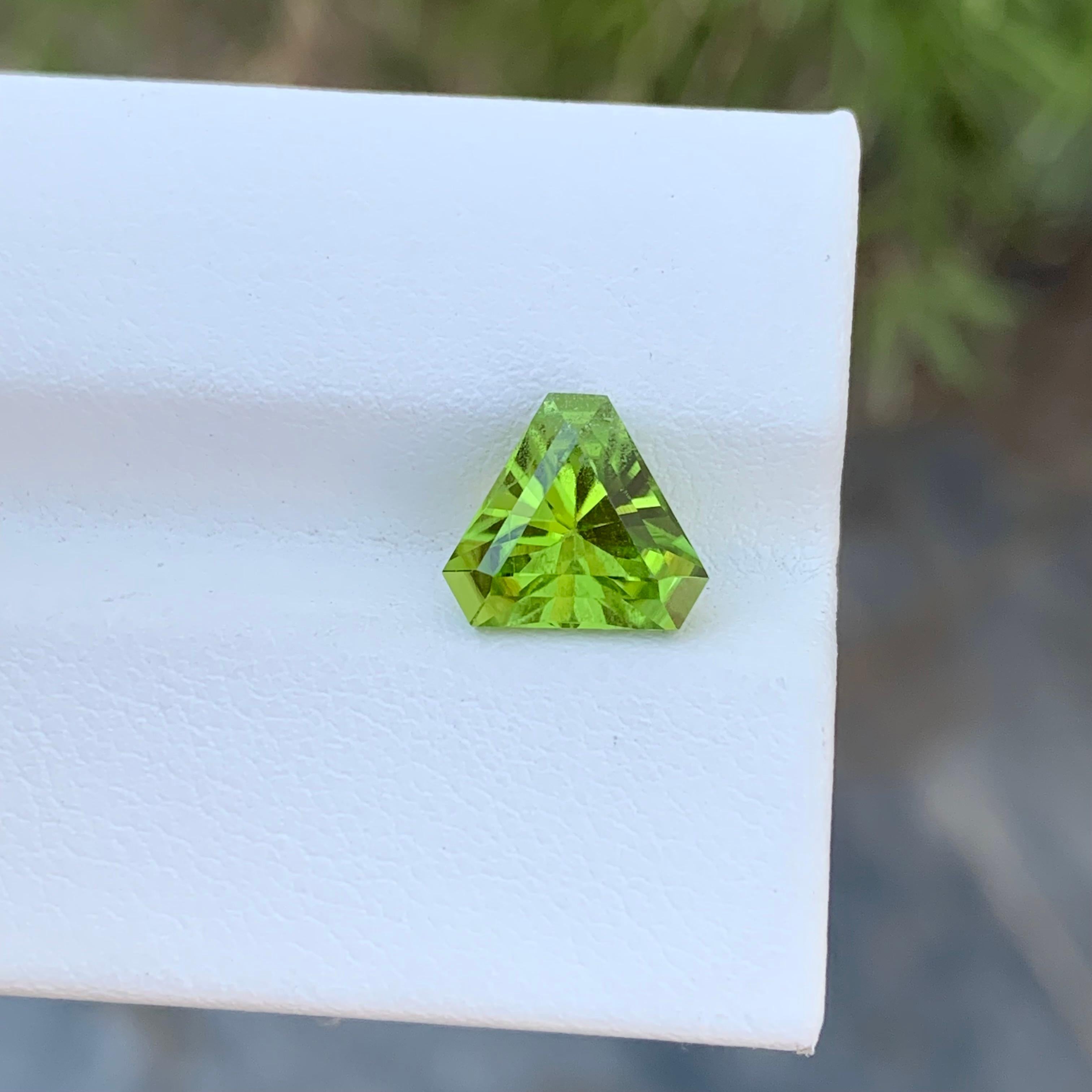 2.70 Carat Natural Loose Apple Green Trillion Shape Peridot Gem For Ring  In New Condition For Sale In Peshawar, PK
