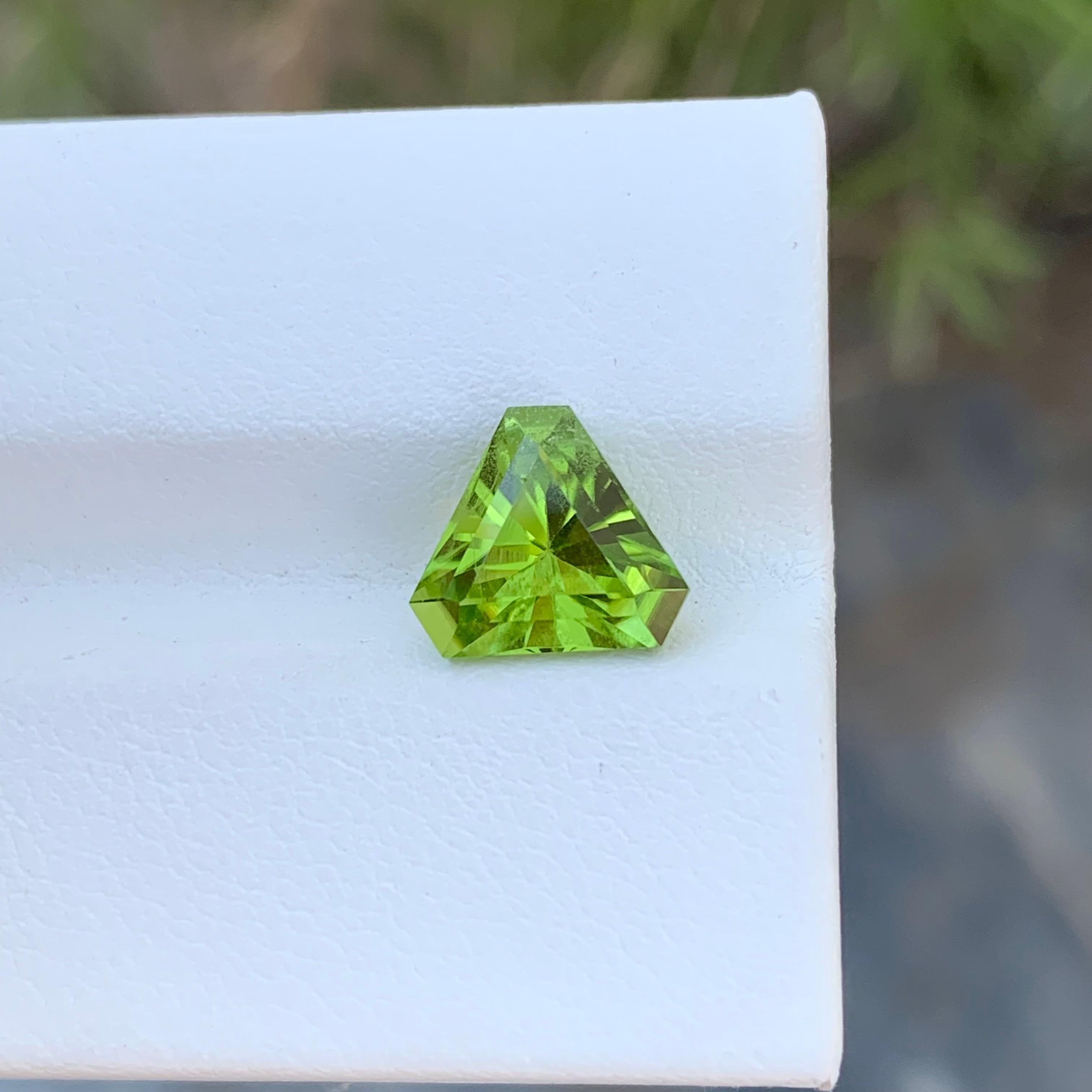 Women's or Men's 2.70 Carat Natural Loose Apple Green Trillion Shape Peridot Gem For Ring  For Sale