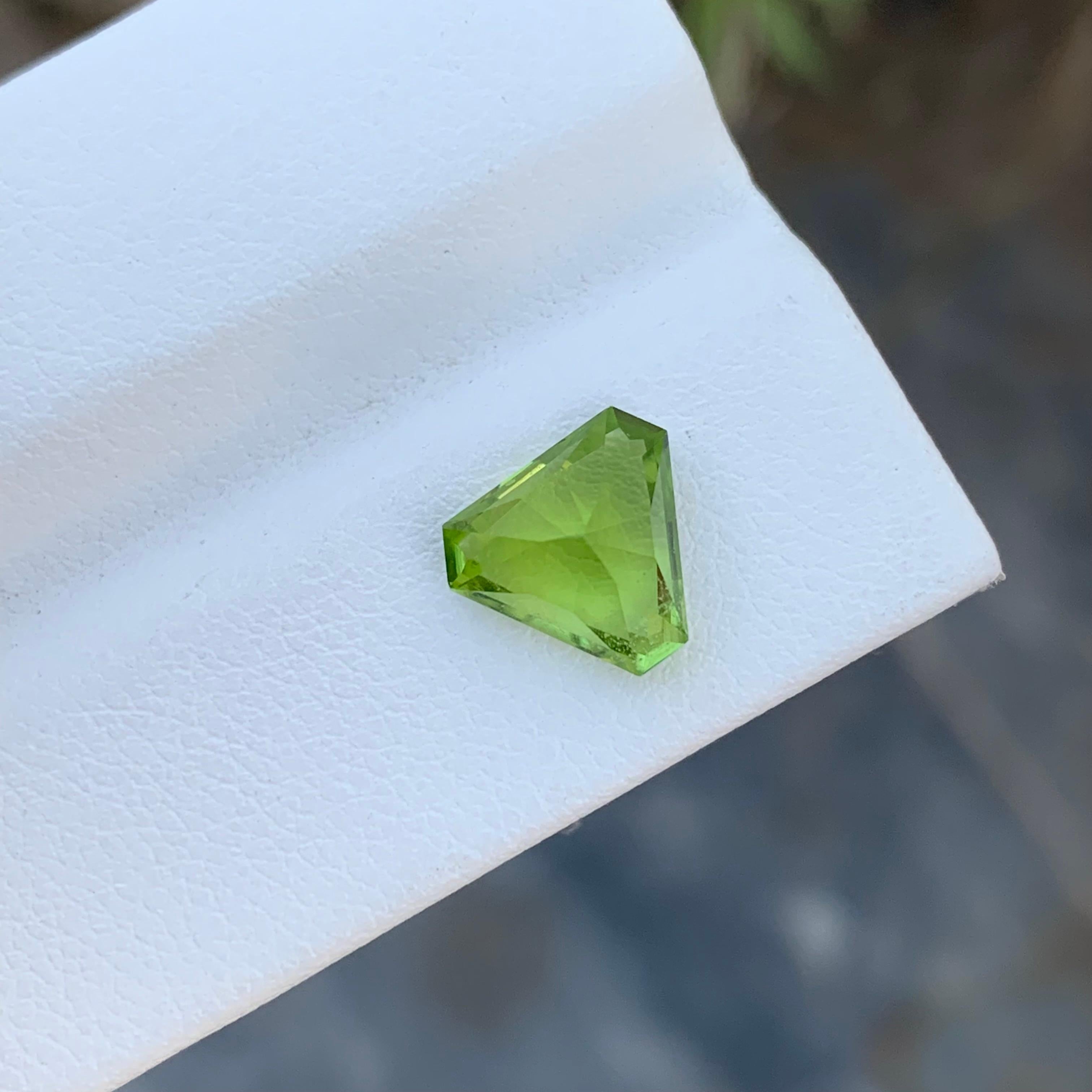2.70 Carat Natural Loose Apple Green Trillion Shape Peridot Gem For Ring  For Sale 2