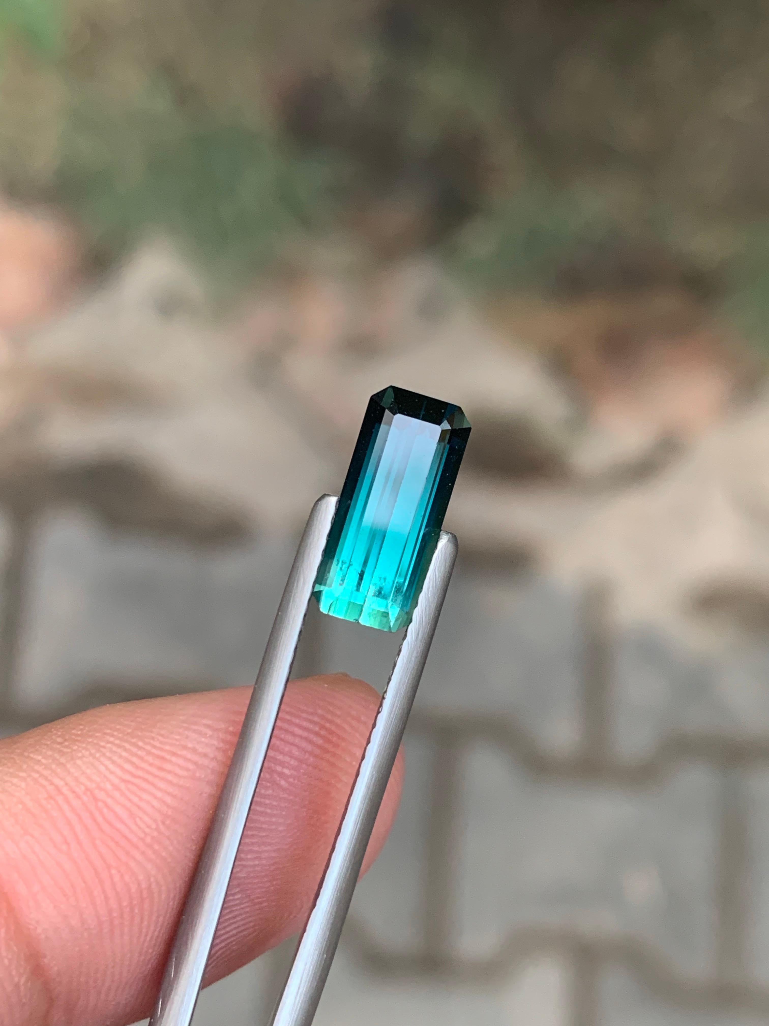 2.70 Carat Natural Loose Bi Colour Tourmaline Long Emerald Cut Gemstone (Tourmaline bicolore taille émeraude) en vente 6