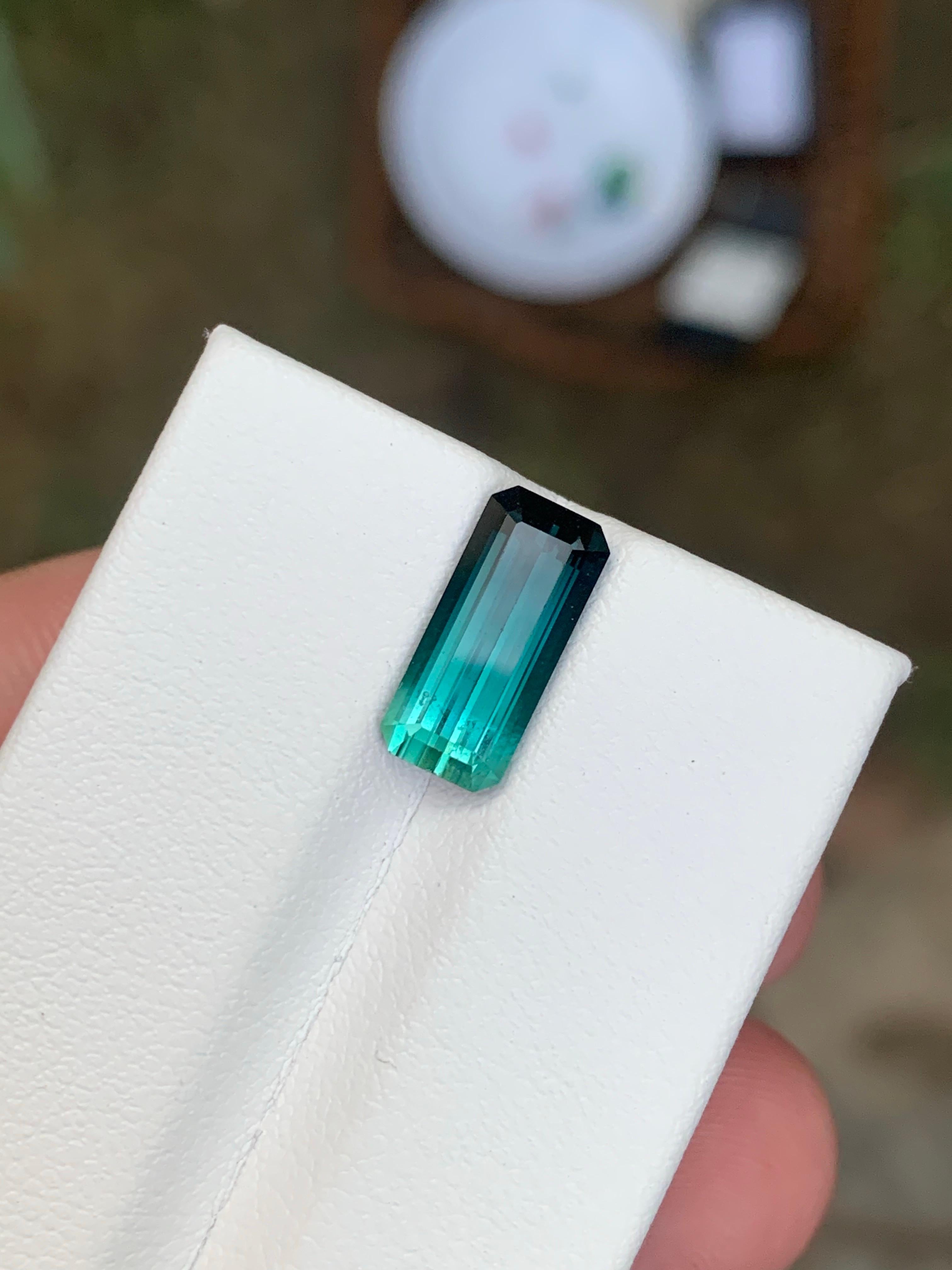 Arts and Crafts 2.70 Carat Natural Loose Bi Colour Tourmaline Long Emerald Cut Gemstone (Tourmaline bicolore taille émeraude) en vente
