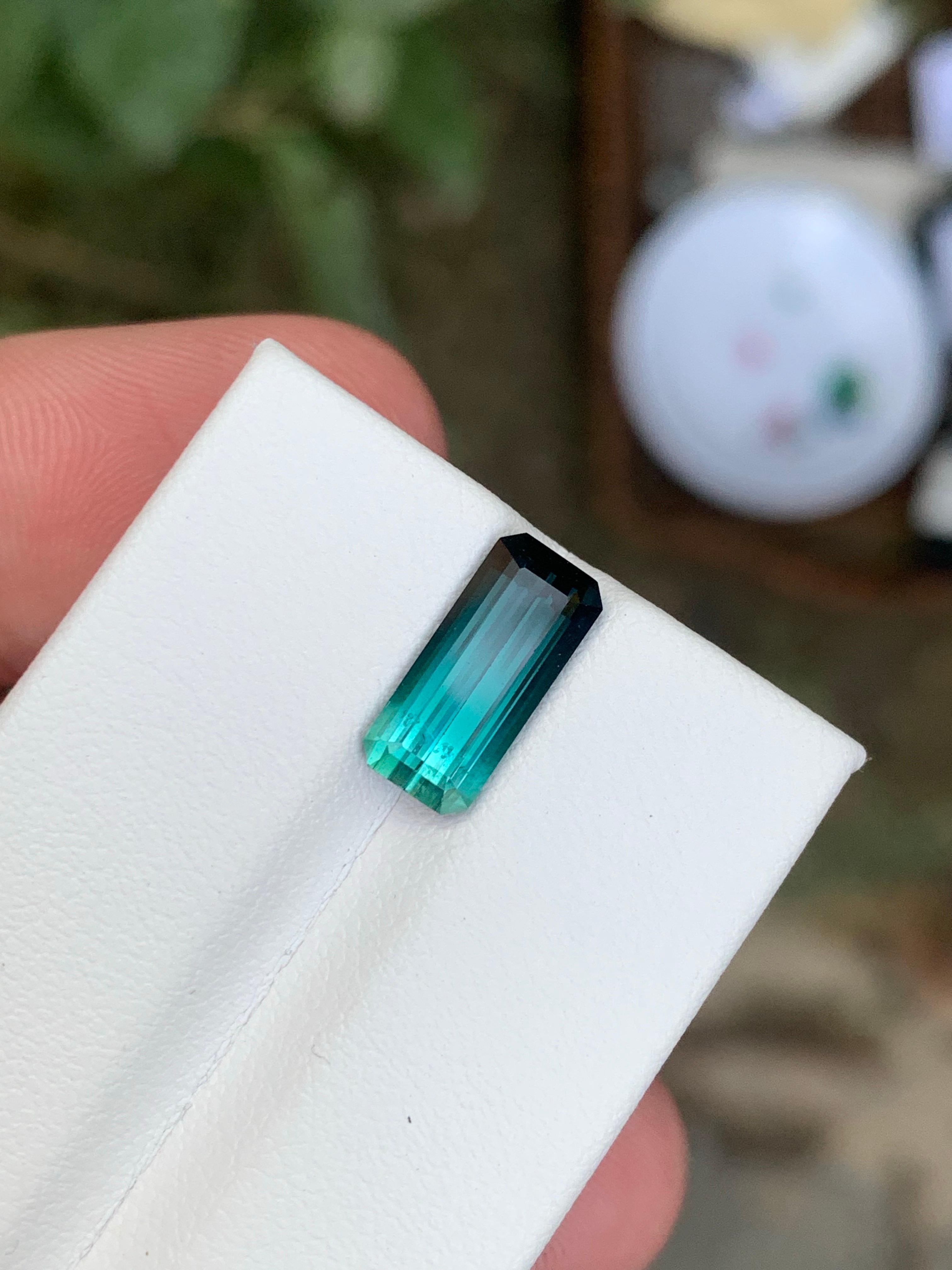 2.70 Carat Natural Loose Bi Colour Tourmaline Long Emerald Cut Gemstone (Tourmaline bicolore taille émeraude) Unisexe en vente