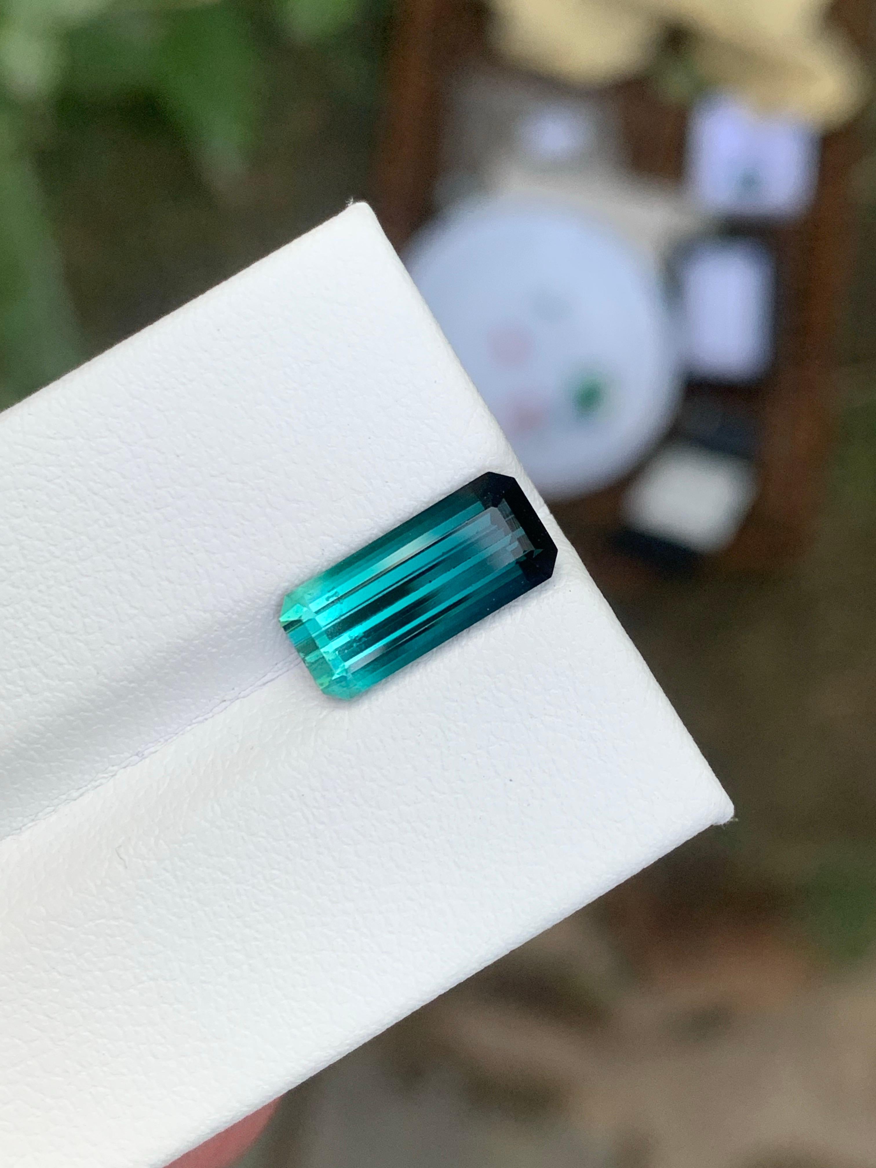 2.70 Carat Natural Loose Bi Colour Tourmaline Long Emerald Cut Gemstone (Tourmaline bicolore taille émeraude) en vente 2