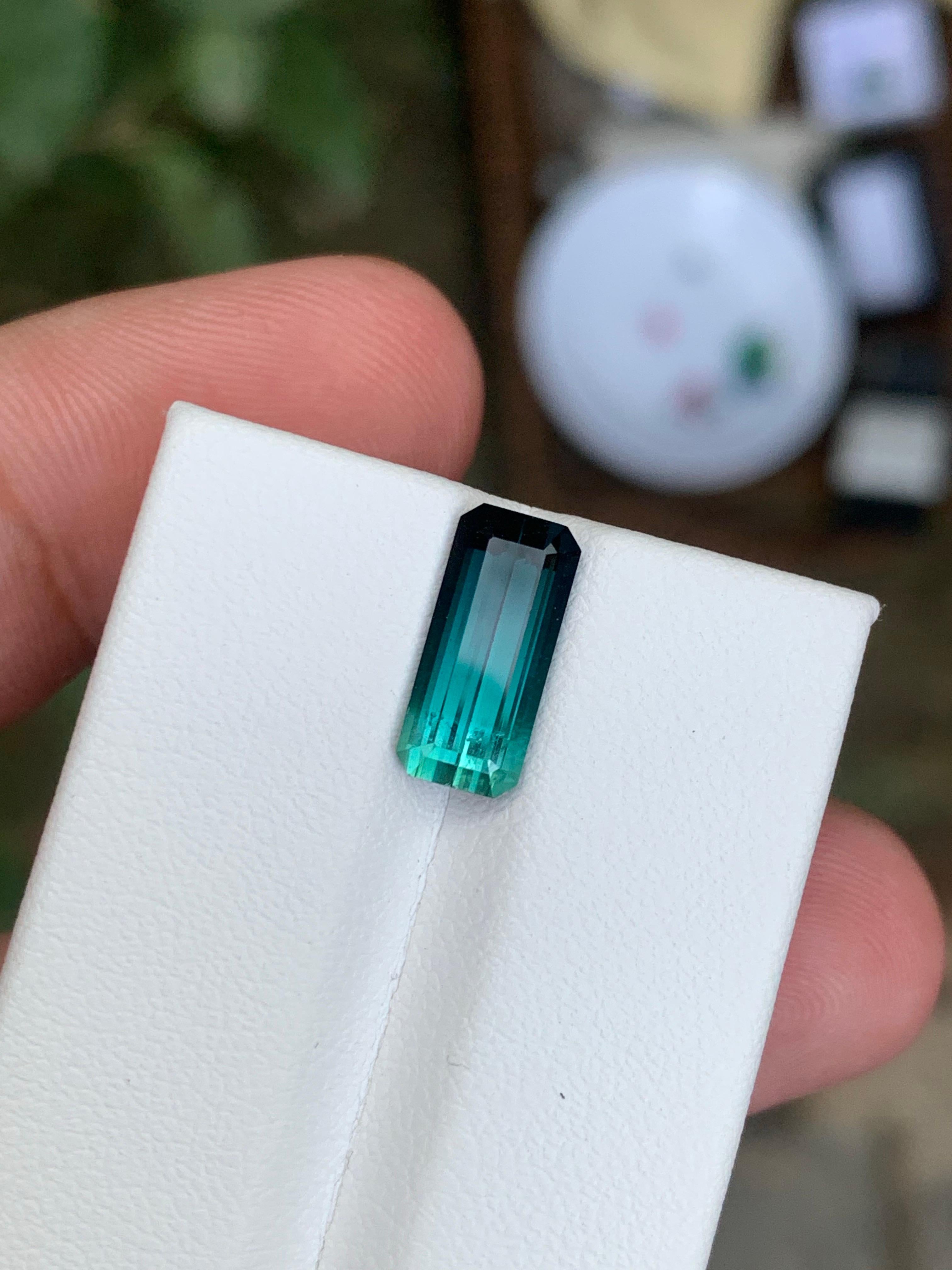 2.70 Carat Natural Loose Bi Colour Tourmaline Long Emerald Cut Gemstone (Tourmaline bicolore taille émeraude) en vente 3