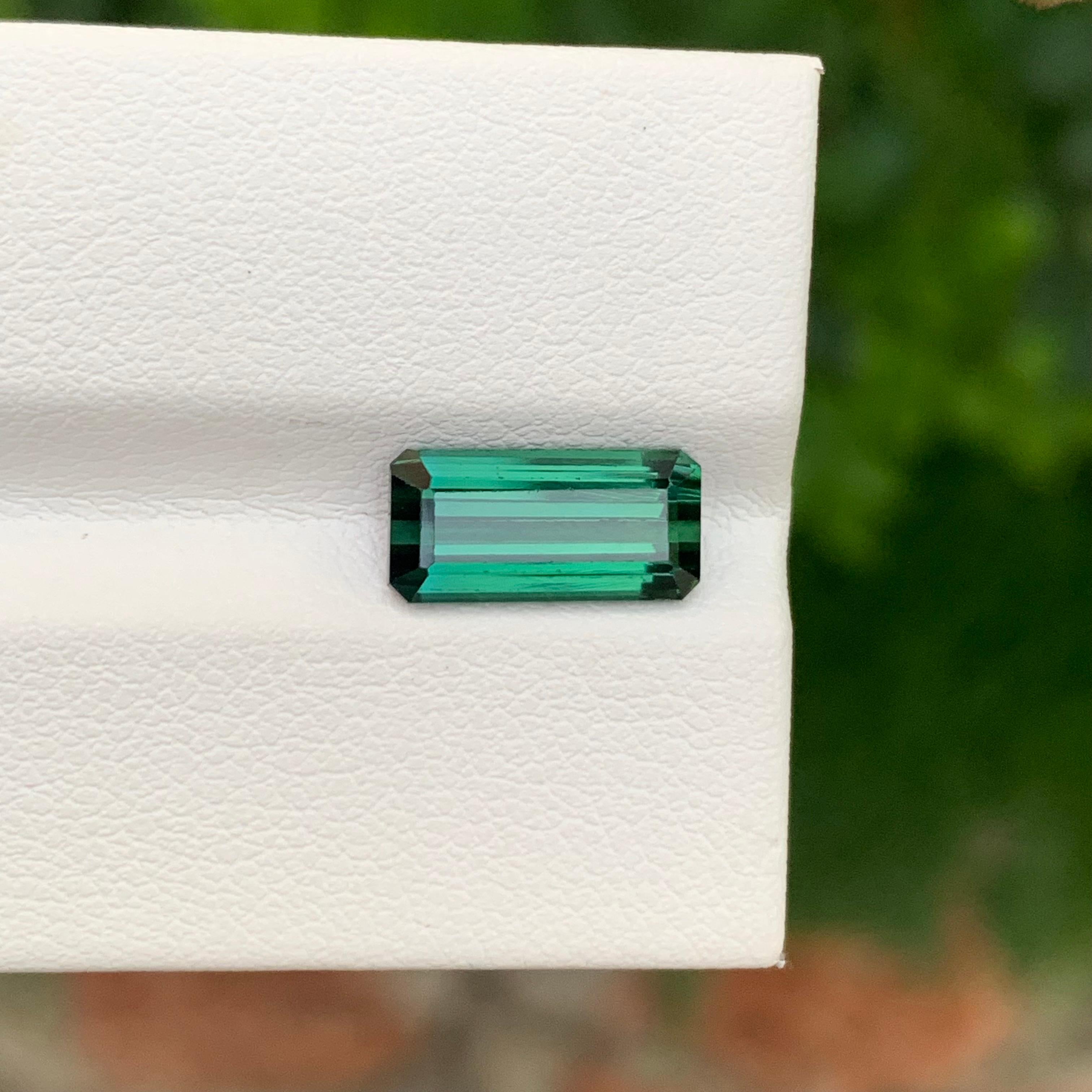 2,70 Karat natürlicher loser dunkelgrüner Turmalin in Smaragdform für Schmuck (Arts and Crafts) im Angebot