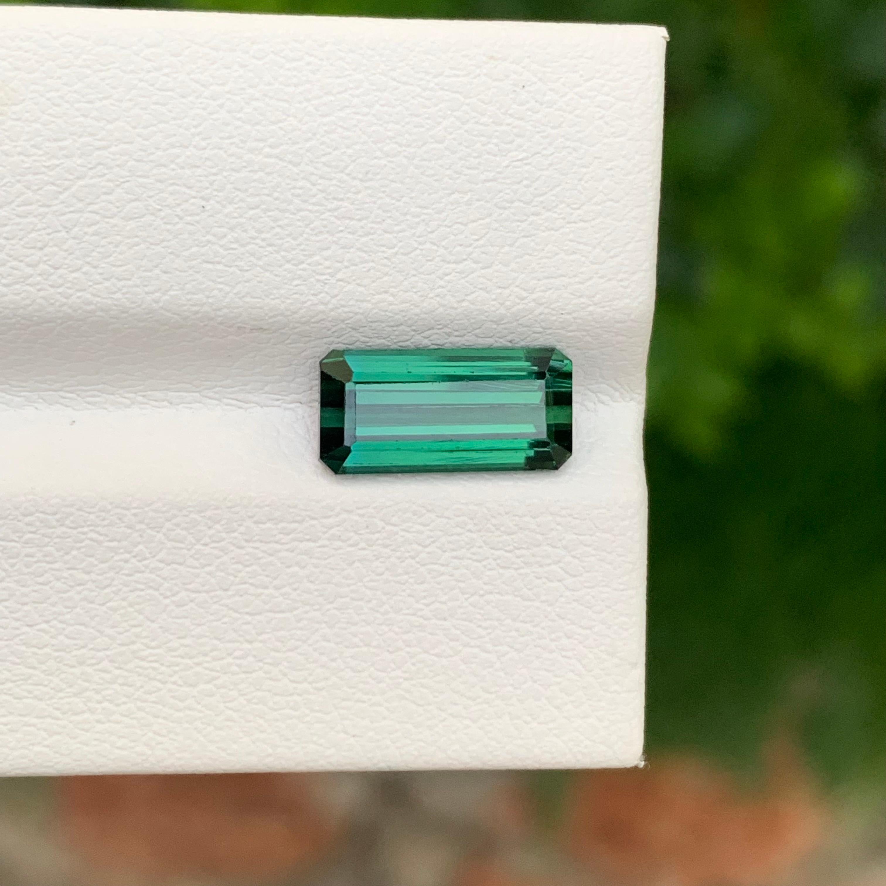 2,70 Karat natürlicher loser dunkelgrüner Turmalin in Smaragdform für Schmuck (Smaragdschliff) im Angebot