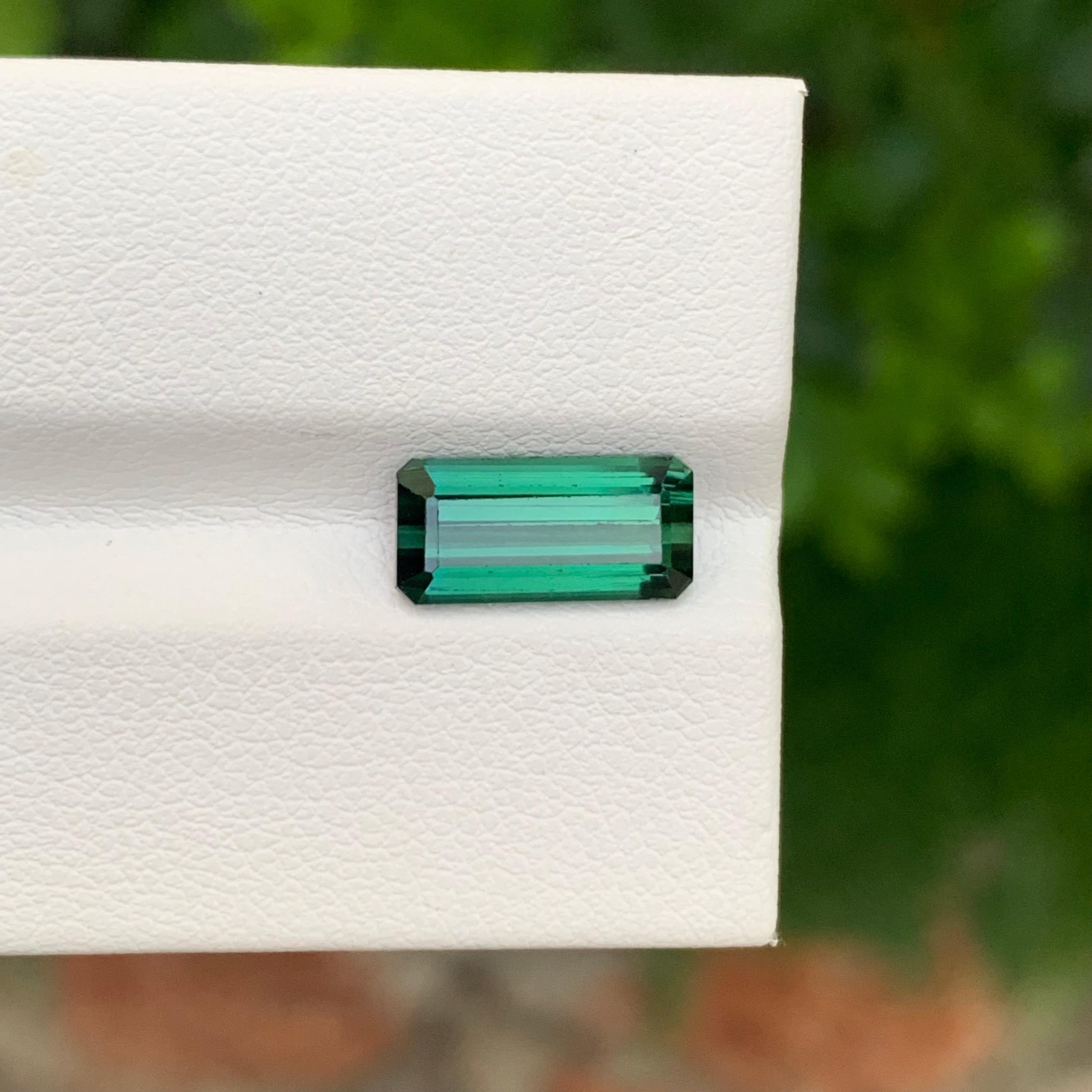 2,70 Karat natürlicher loser dunkelgrüner Turmalin in Smaragdform für Schmuck im Zustand „Neu“ im Angebot in Peshawar, PK