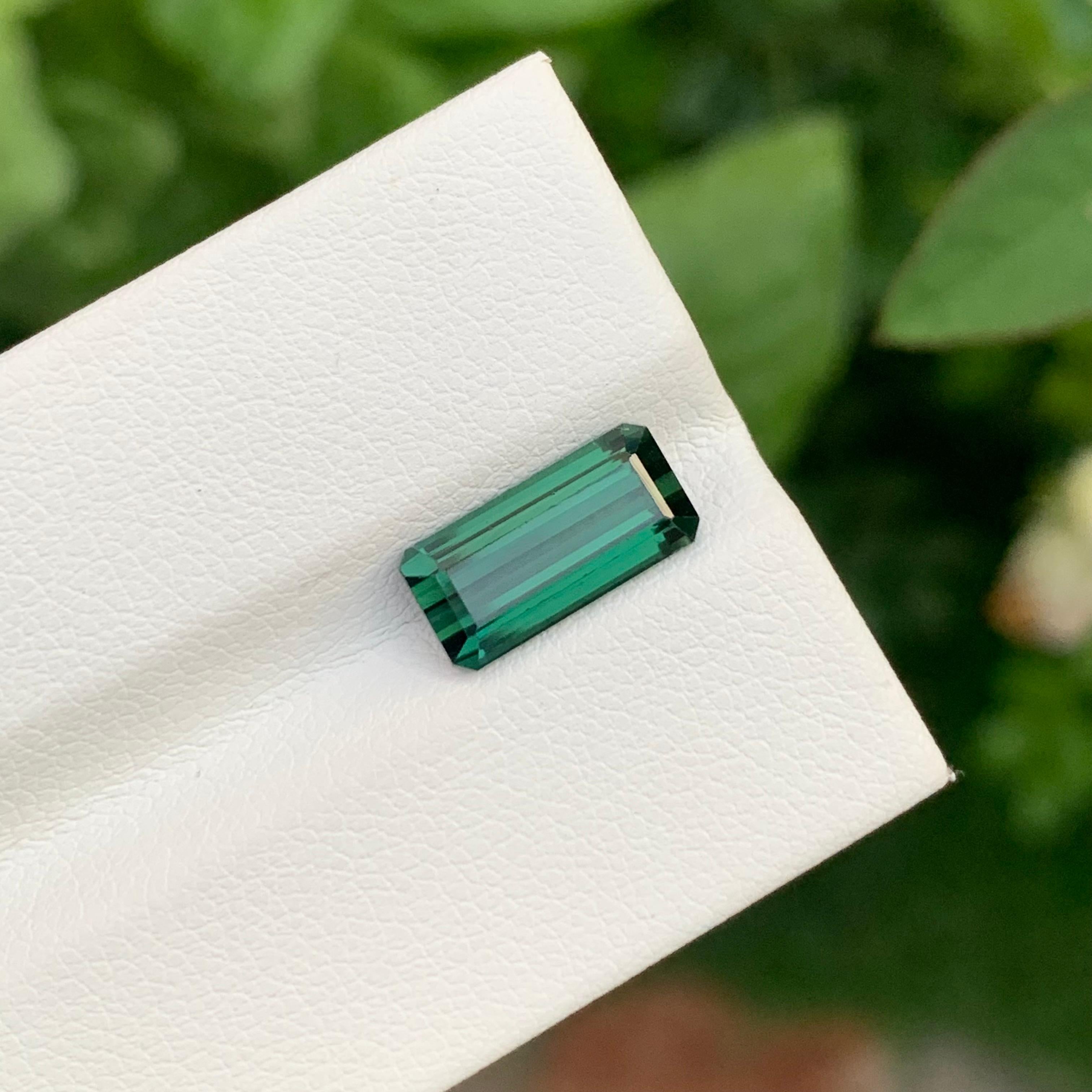 2,70 Karat natürlicher loser dunkelgrüner Turmalin in Smaragdform für Schmuck für Damen oder Herren im Angebot