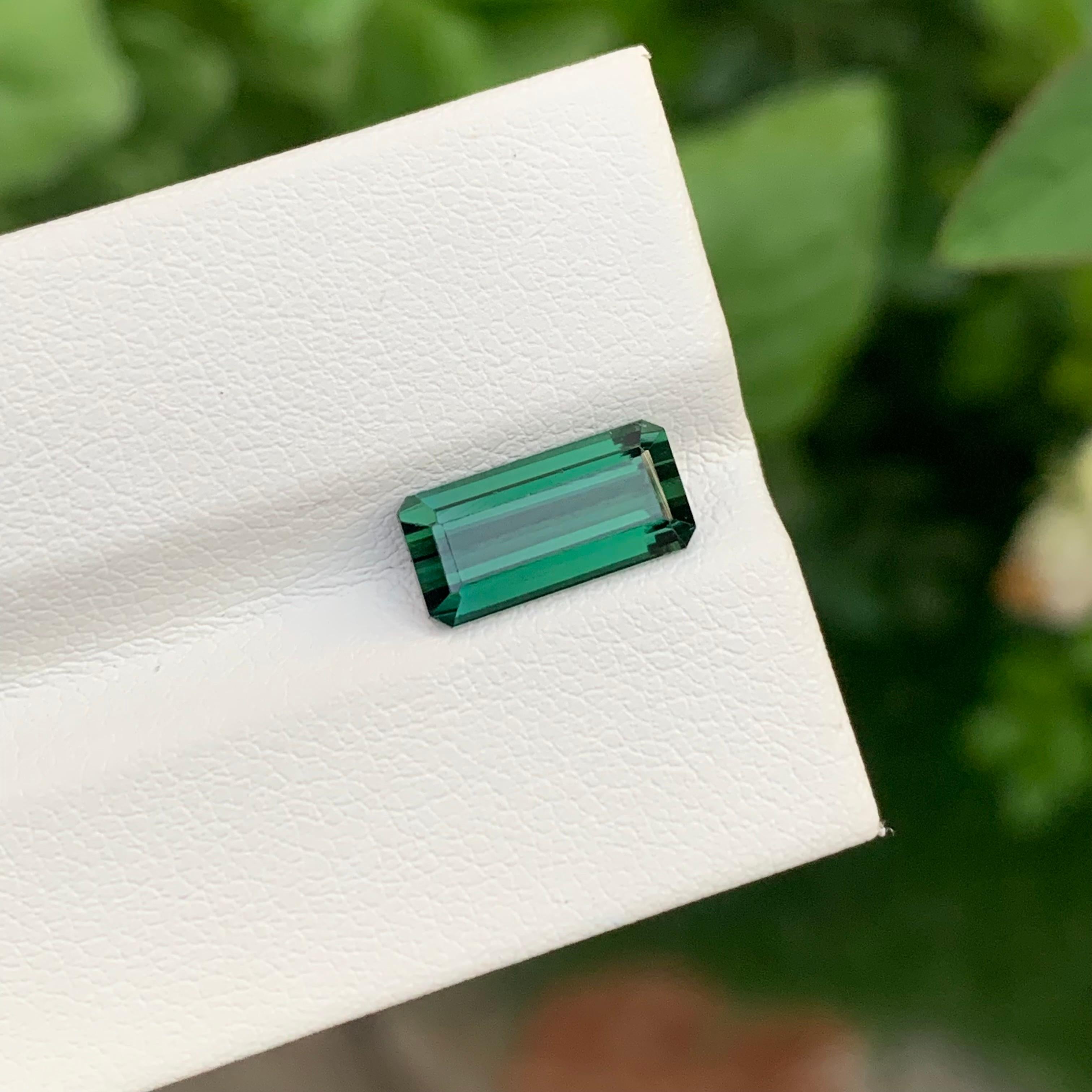 2,70 Karat natürlicher loser dunkelgrüner Turmalin in Smaragdform für Schmuck im Angebot 1