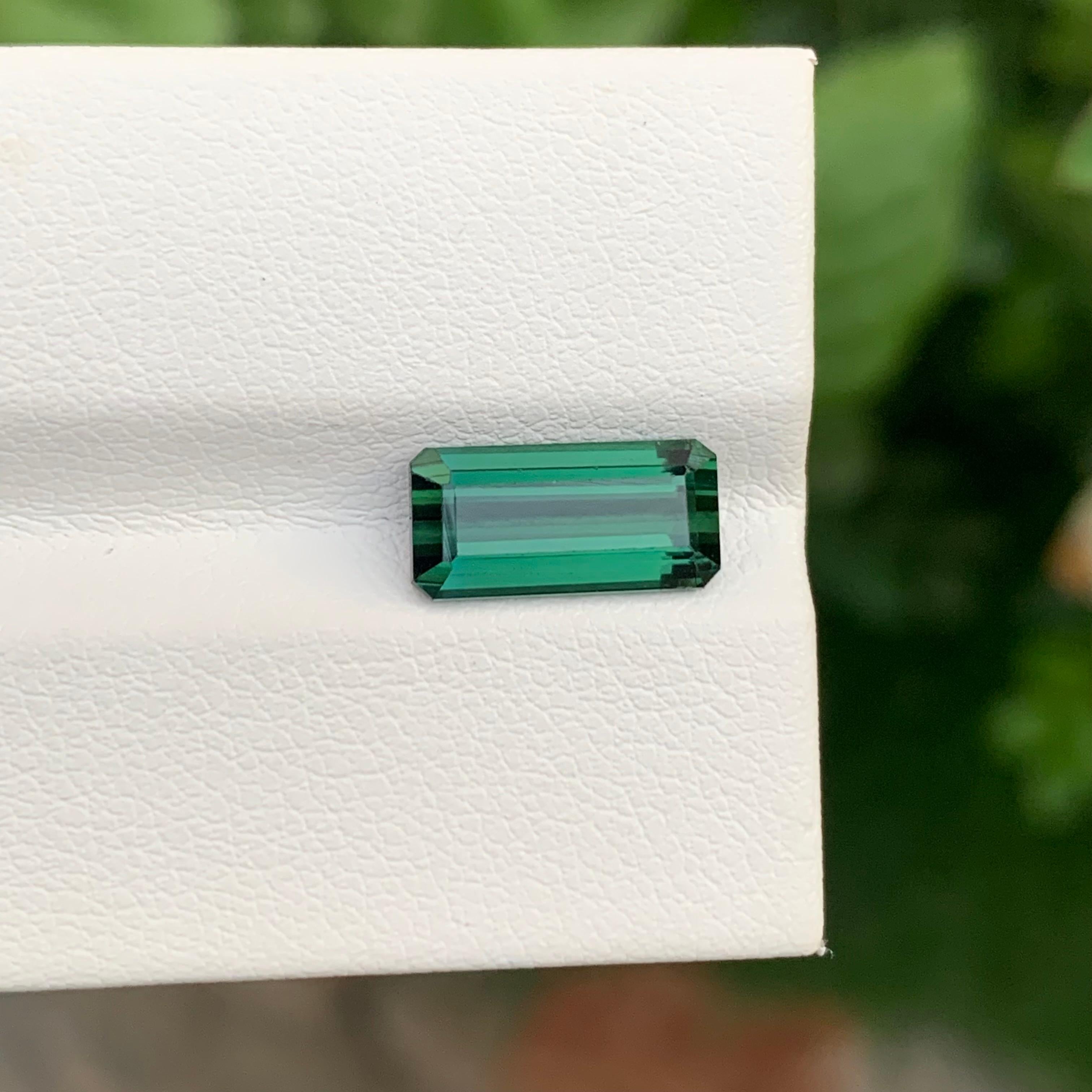 2,70 Karat natürlicher loser dunkelgrüner Turmalin in Smaragdform für Schmuck im Angebot 2
