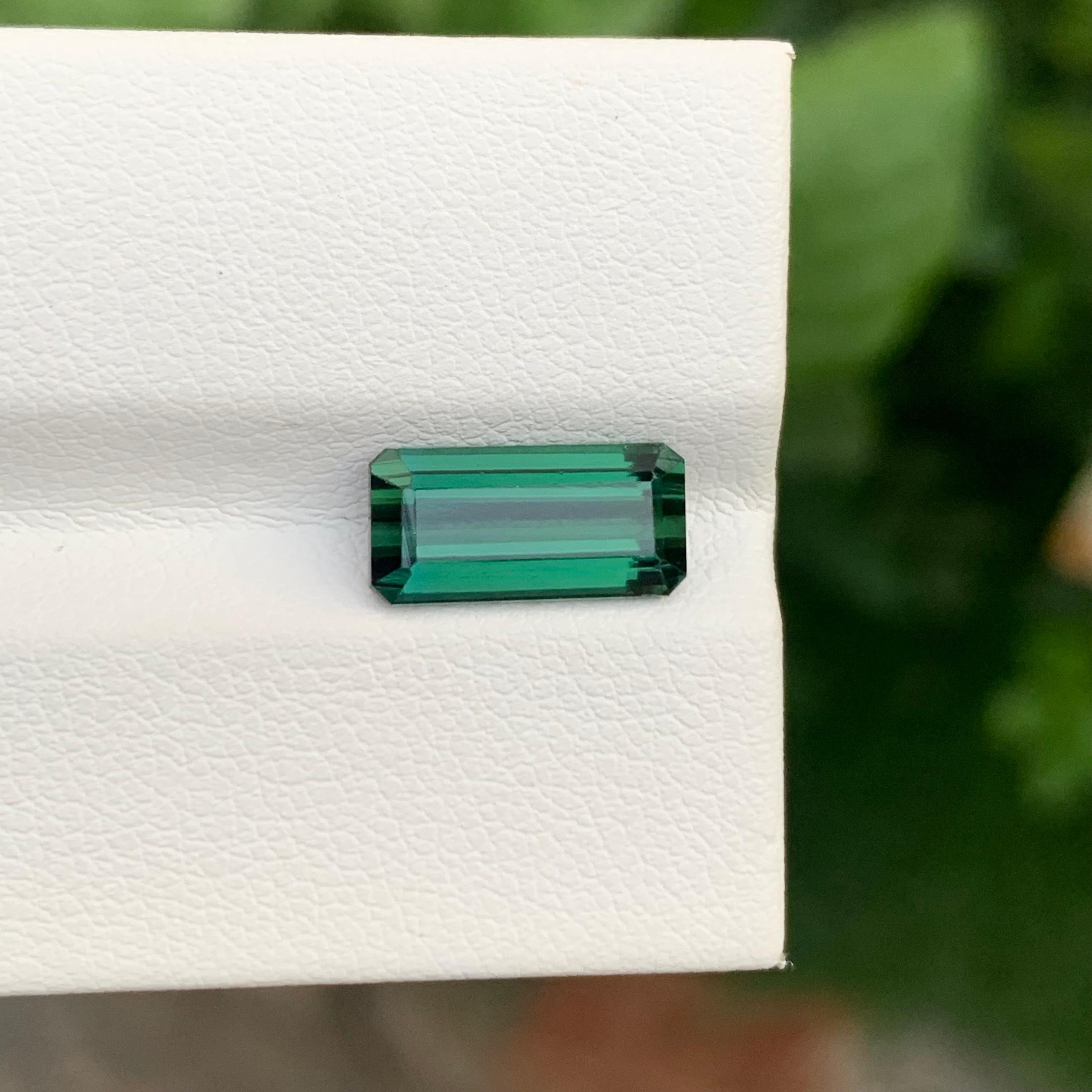 2,70 Karat natürlicher loser dunkelgrüner Turmalin in Smaragdform für Schmuck im Angebot 3
