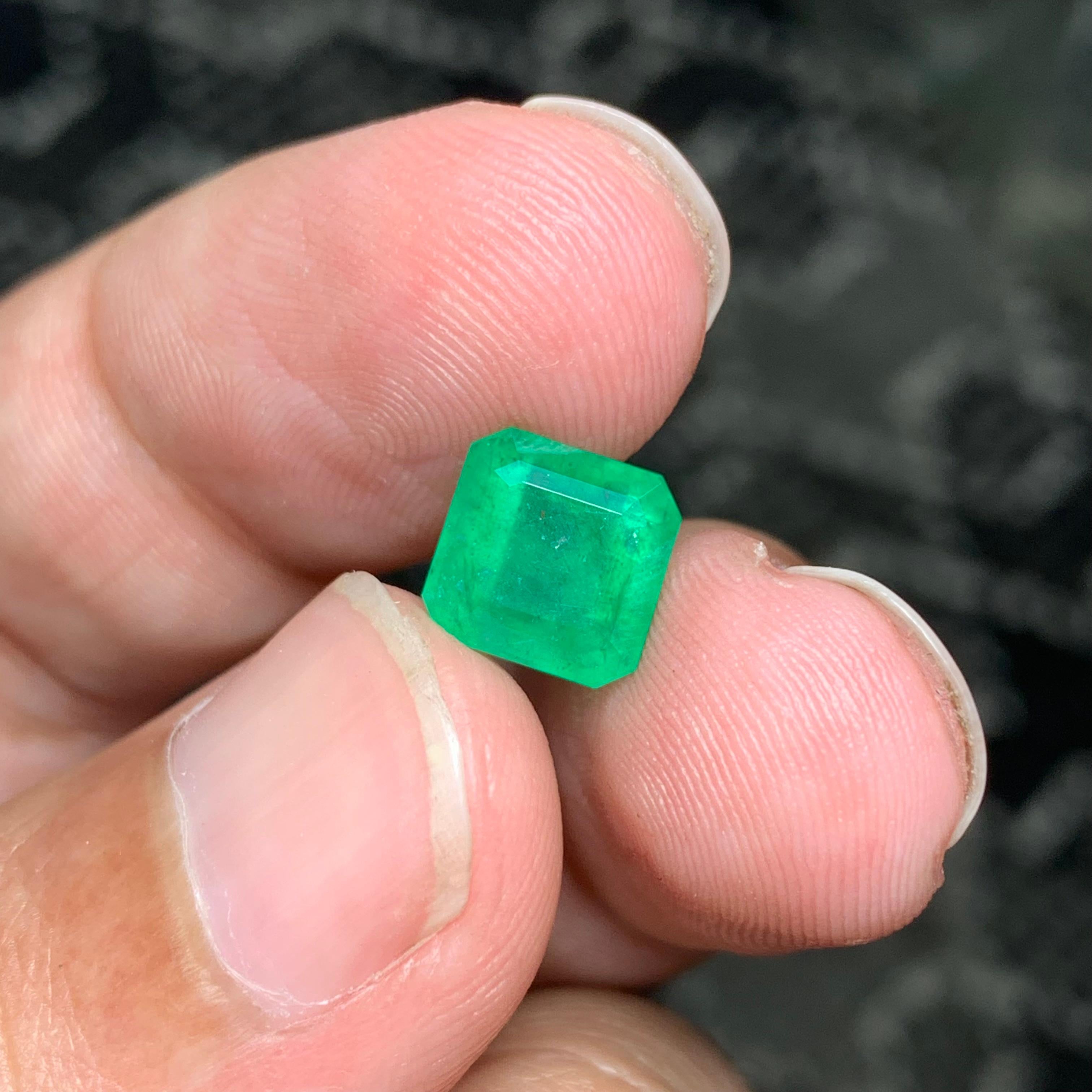 2,70 Karat natürlicher loser Smaragd in quadratischer Form aus Swat Mine, Pakistan (Carréeschliff) im Angebot