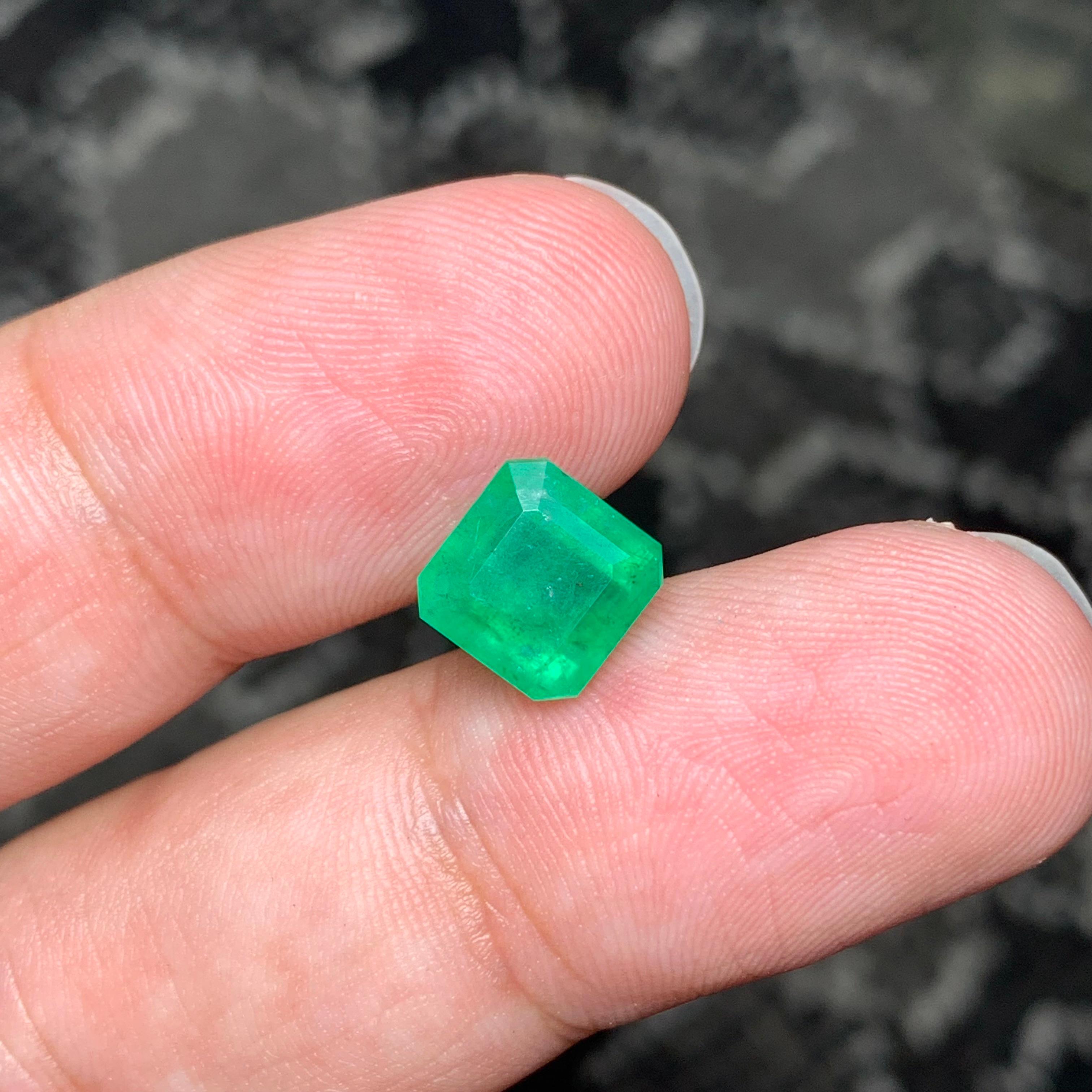 2,70 Karat natürlicher loser Smaragd in quadratischer Form aus Swat Mine, Pakistan im Zustand „Neu“ im Angebot in Peshawar, PK