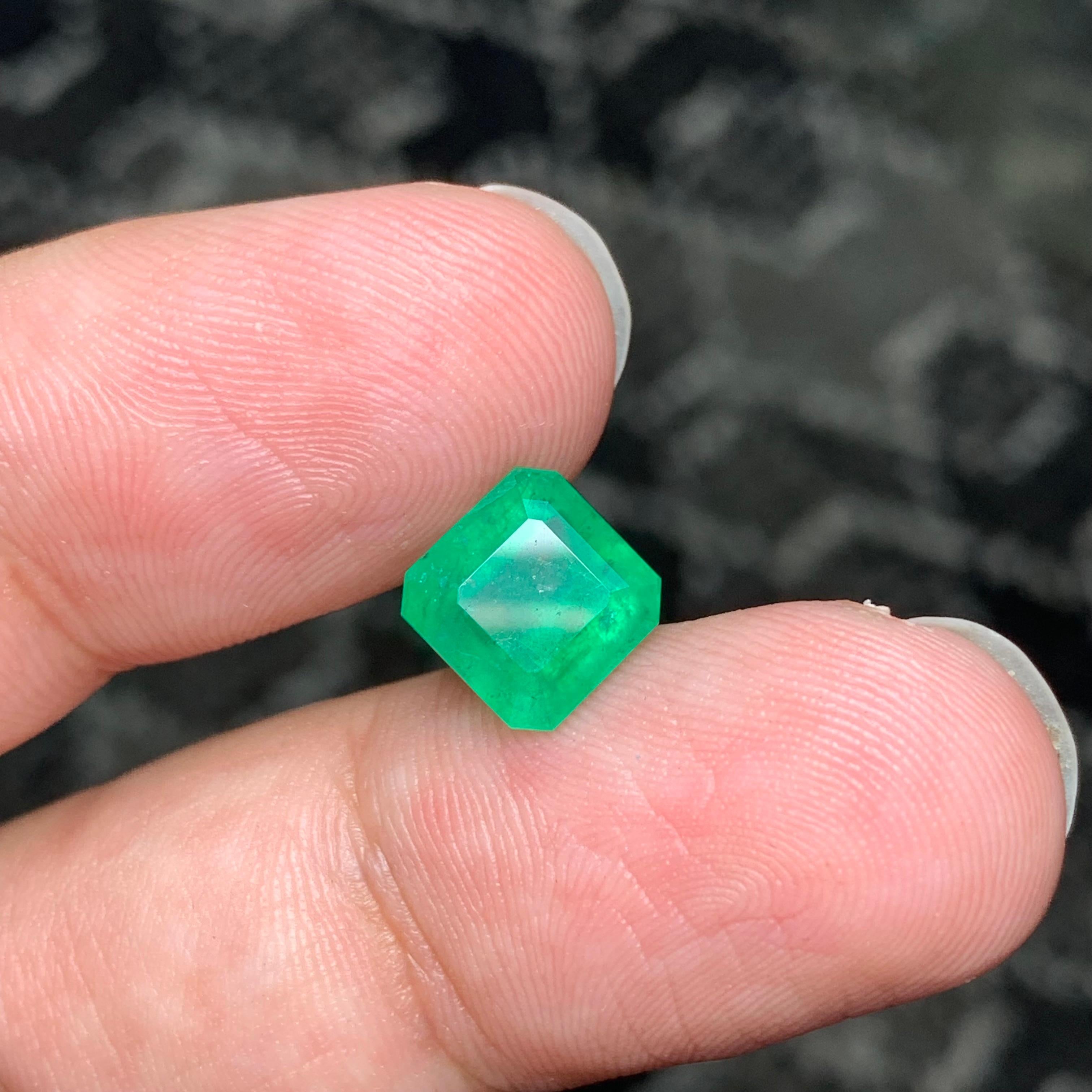 2,70 Karat natürlicher loser Smaragd in quadratischer Form aus Swat Mine, Pakistan im Angebot 3