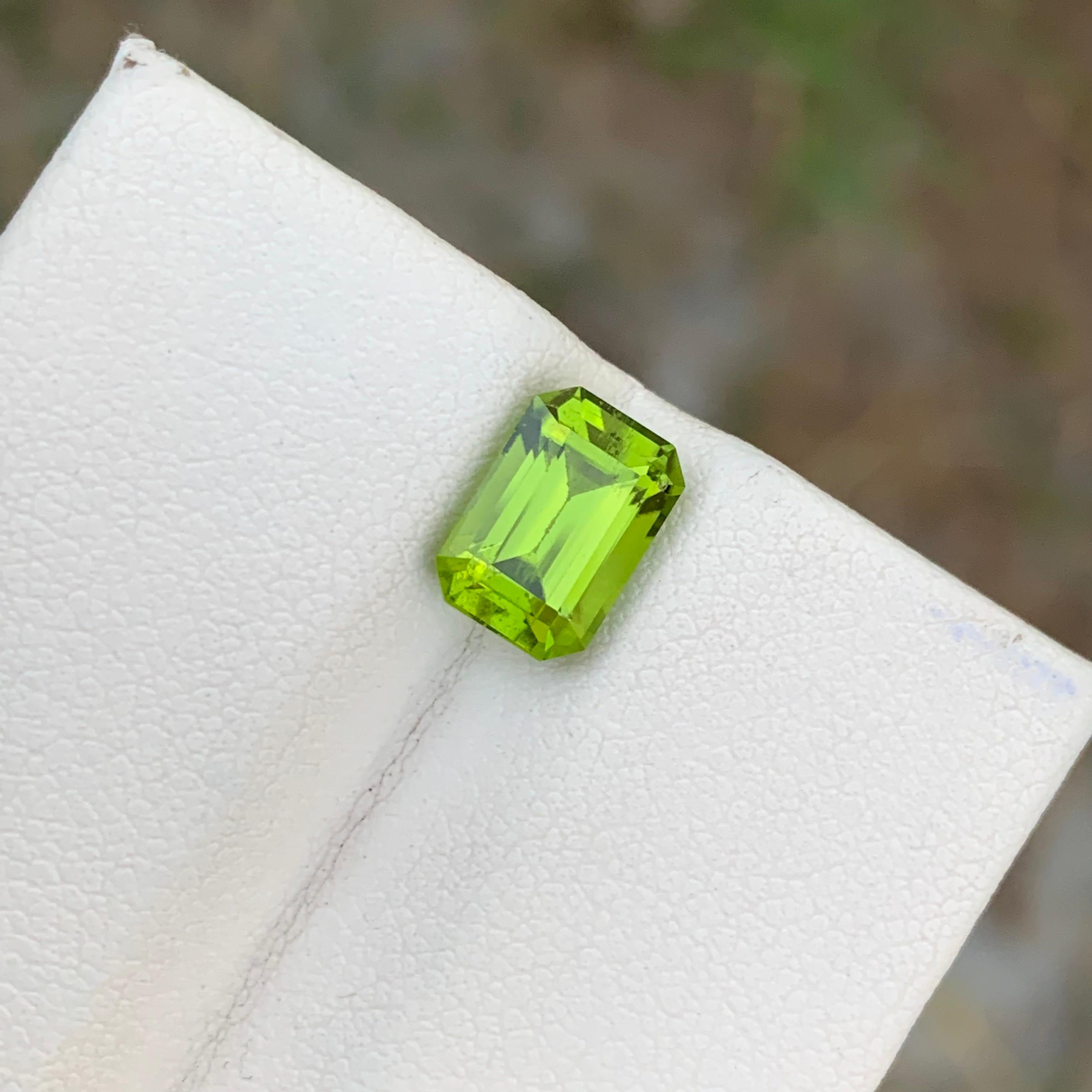 2.70 Carat Natural Loose Green Peridot Ring Gem Emerald Shape  In New Condition For Sale In Peshawar, PK