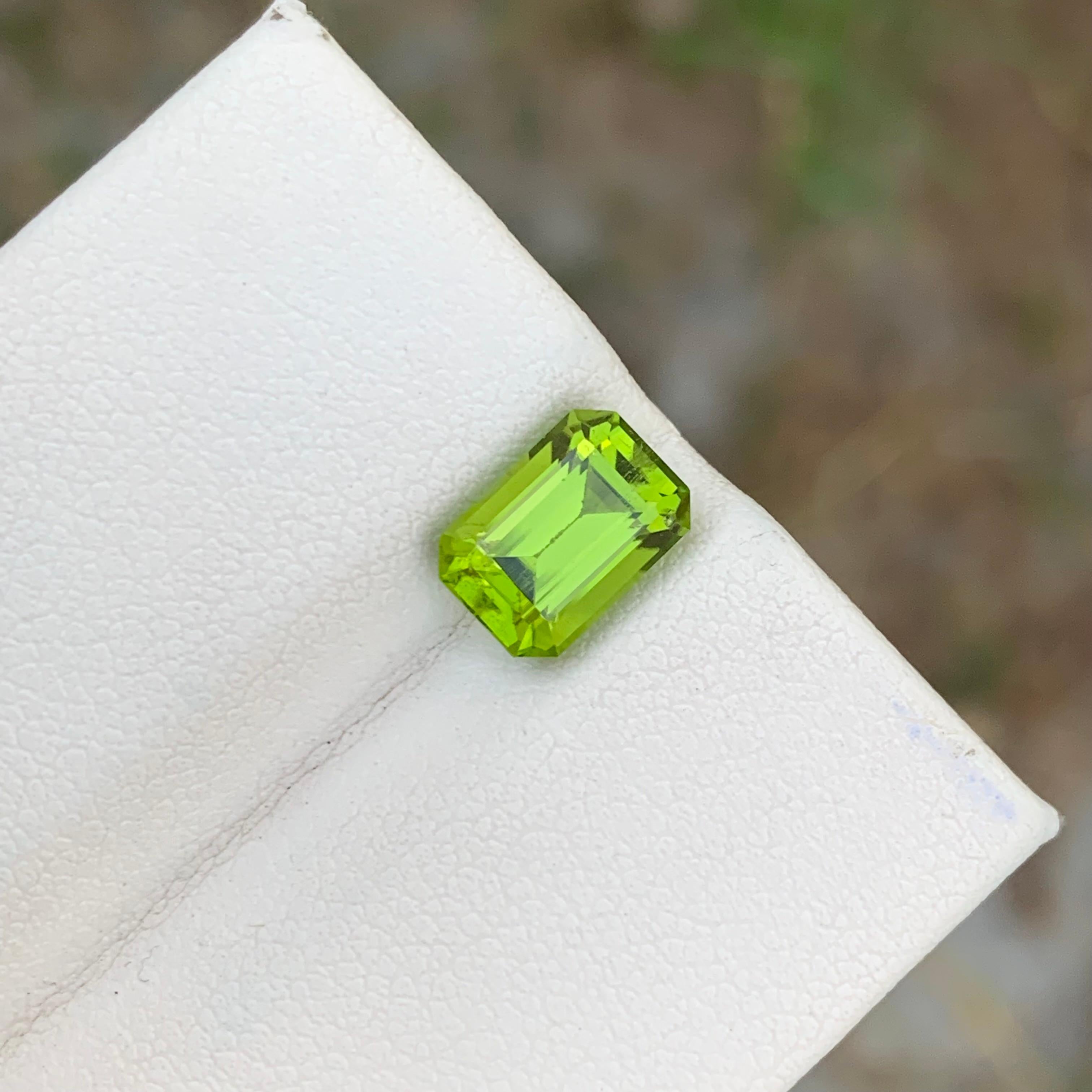 Women's or Men's 2.70 Carat Natural Loose Green Peridot Ring Gem Emerald Shape  For Sale