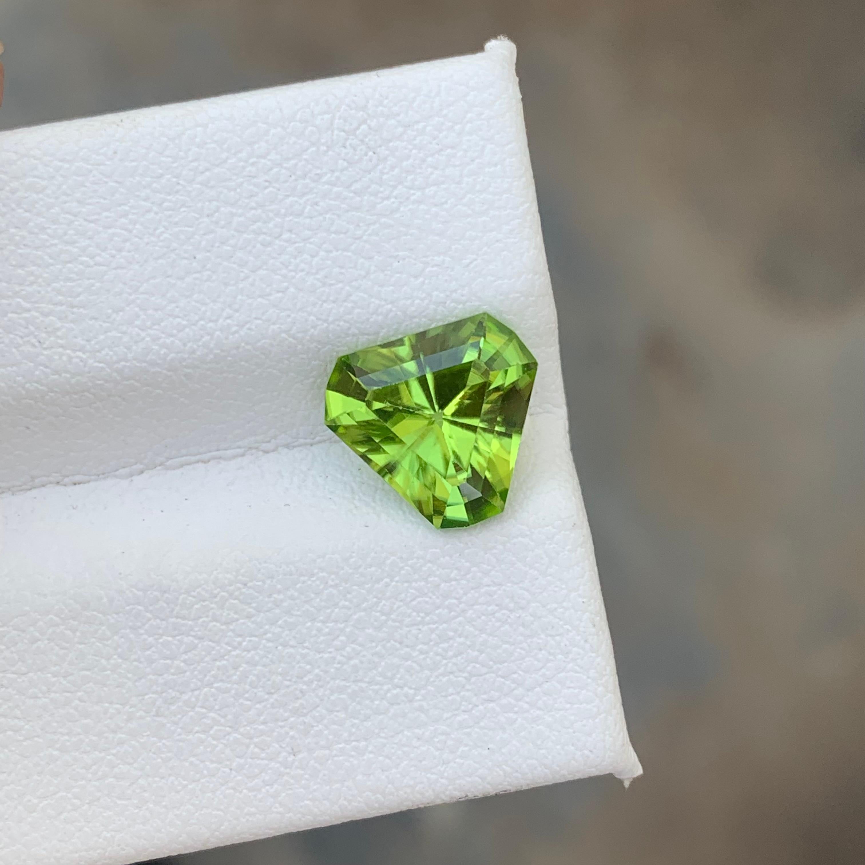 2.70 Carat Natural Loose Green Peridot with Trilliant Shape from Suppat Valley For Sale 1