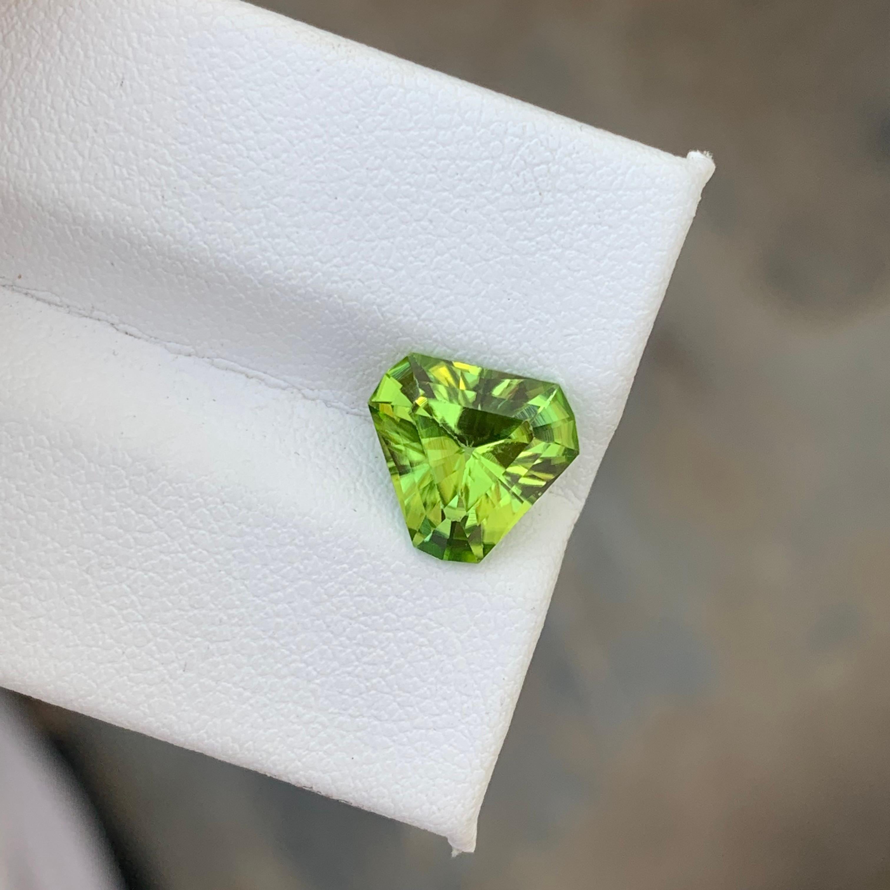 Belle Époque 2.70 Carat Natural Loose Green Peridot with Trilliant Shape from Suppat Valley For Sale