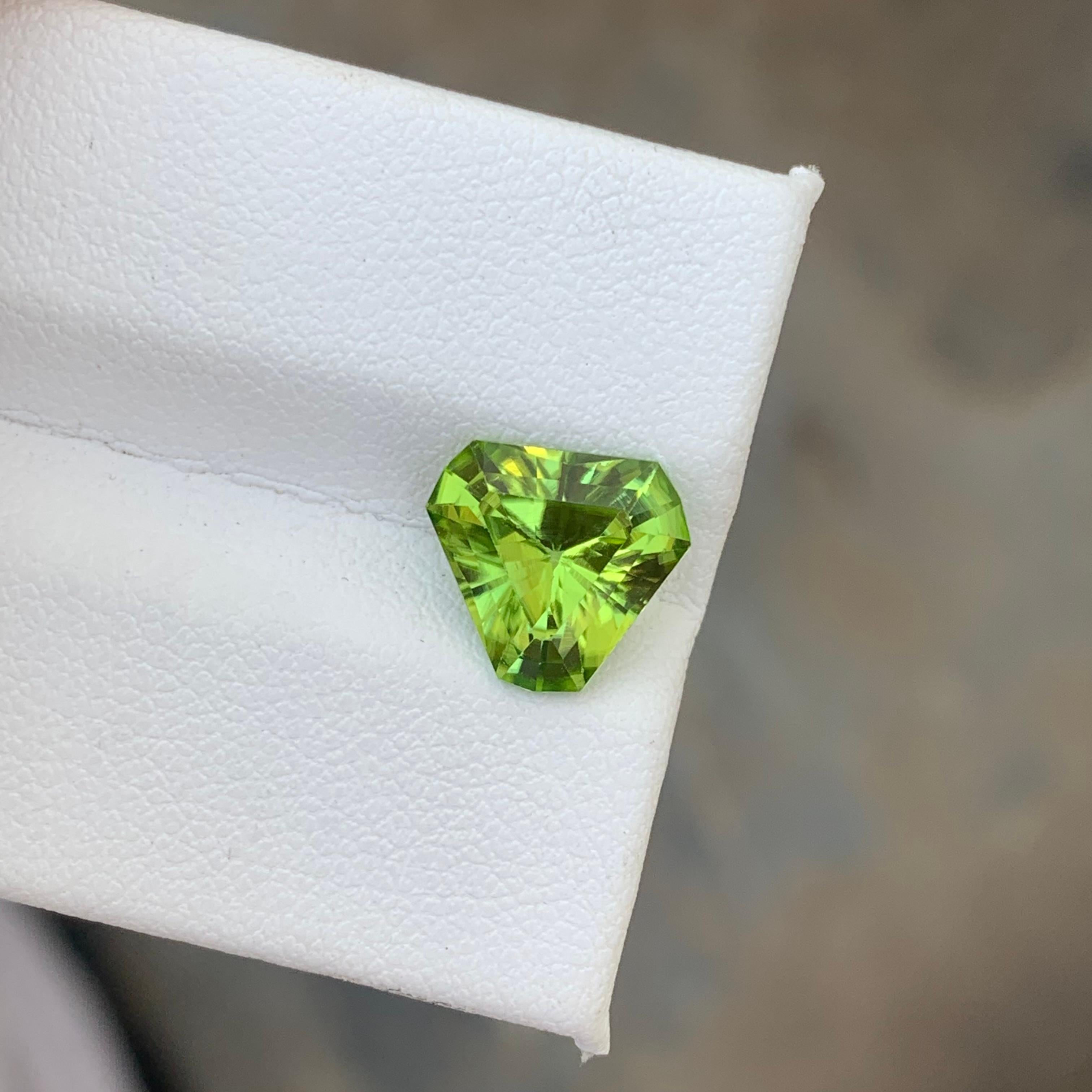 Trillion Cut 2.70 Carat Natural Loose Green Peridot with Trilliant Shape from Suppat Valley For Sale