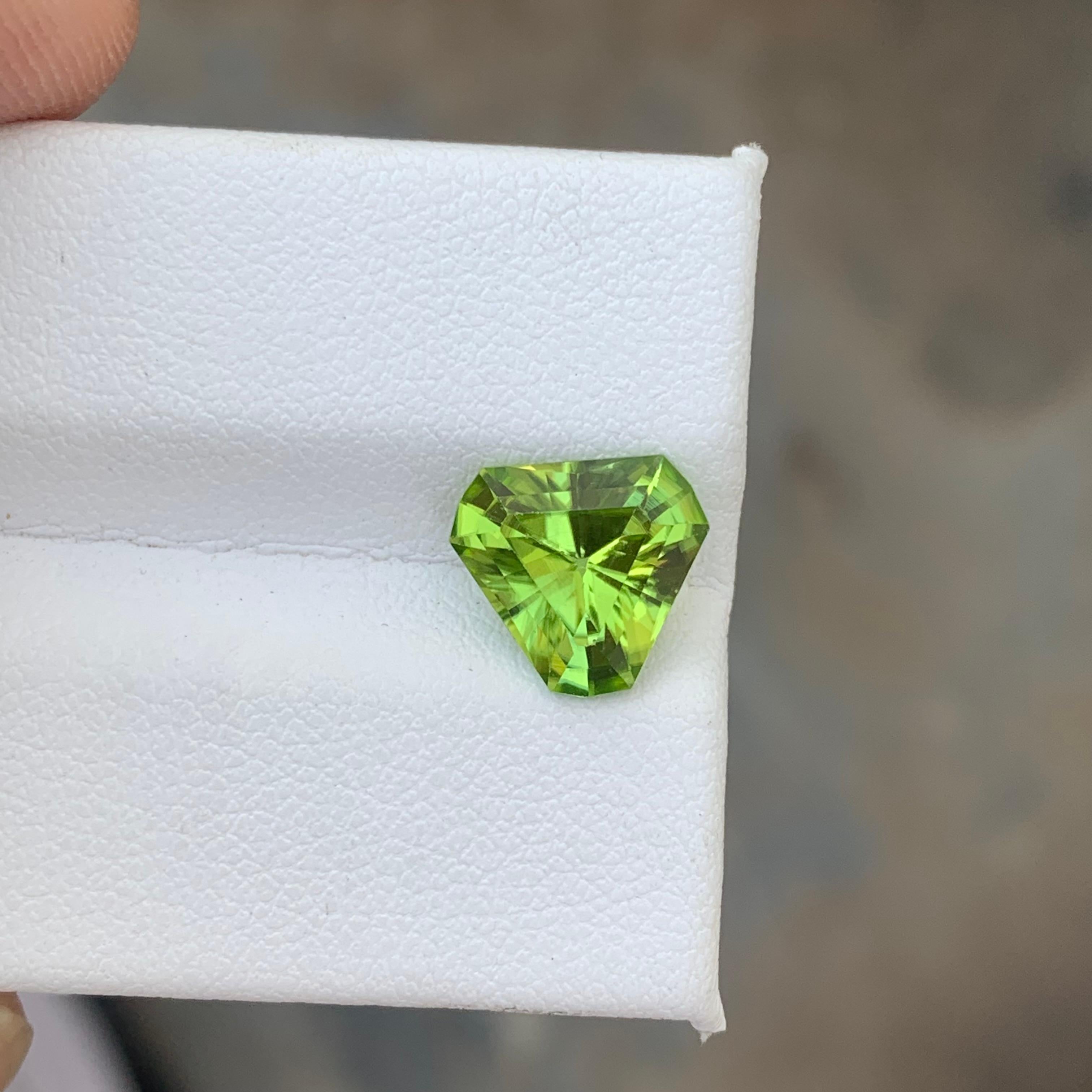 2.70 Carat Natural Loose Green Peridot with Trilliant Shape from Suppat Valley In New Condition For Sale In Peshawar, PK