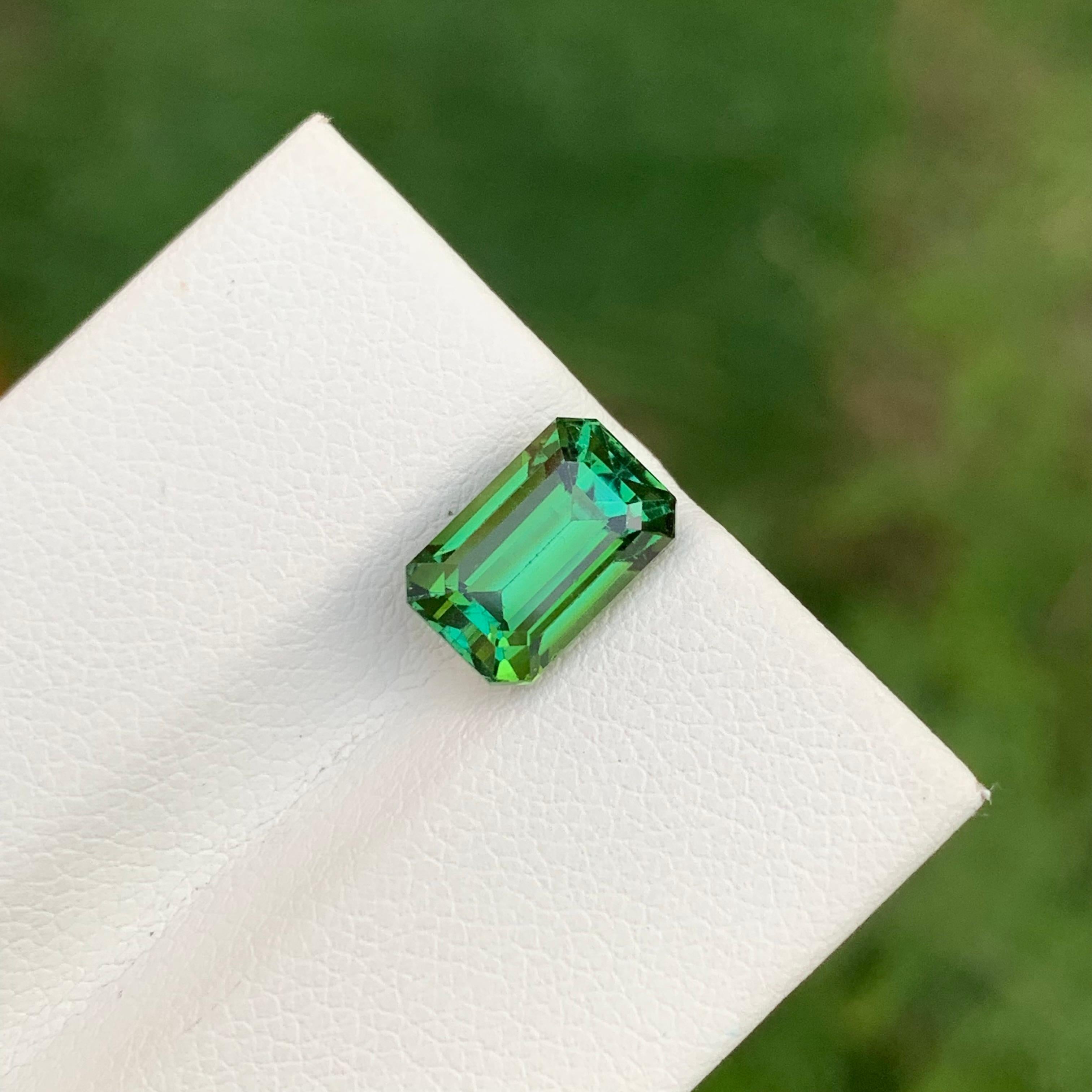 2.70 Karat natürlicher loser grüner Turmalin Smaragd Form Edelstein für Halskette (Arts and Crafts) im Angebot