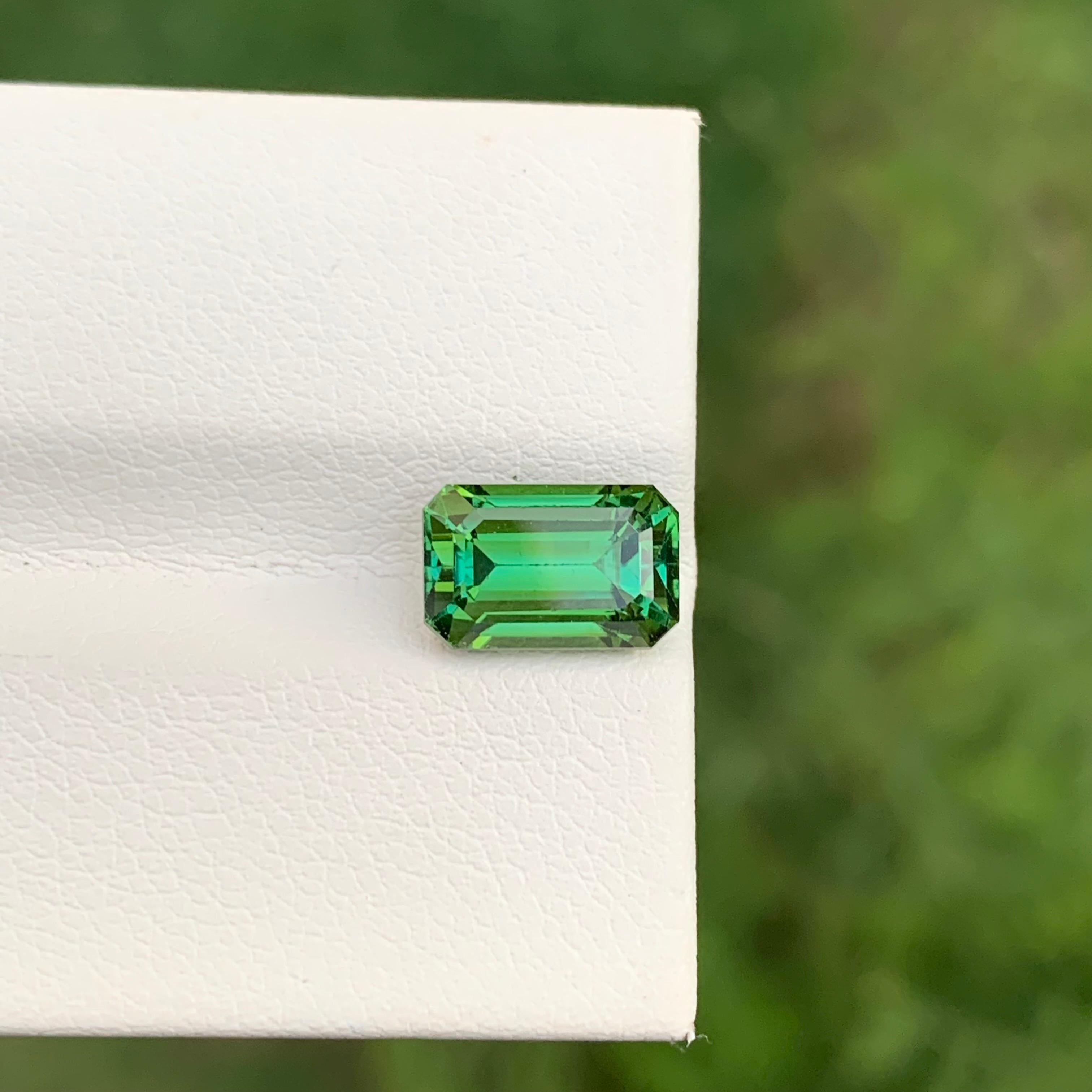 2.70 Karat natürlicher loser grüner Turmalin Smaragd Form Edelstein für Halskette für Damen oder Herren im Angebot