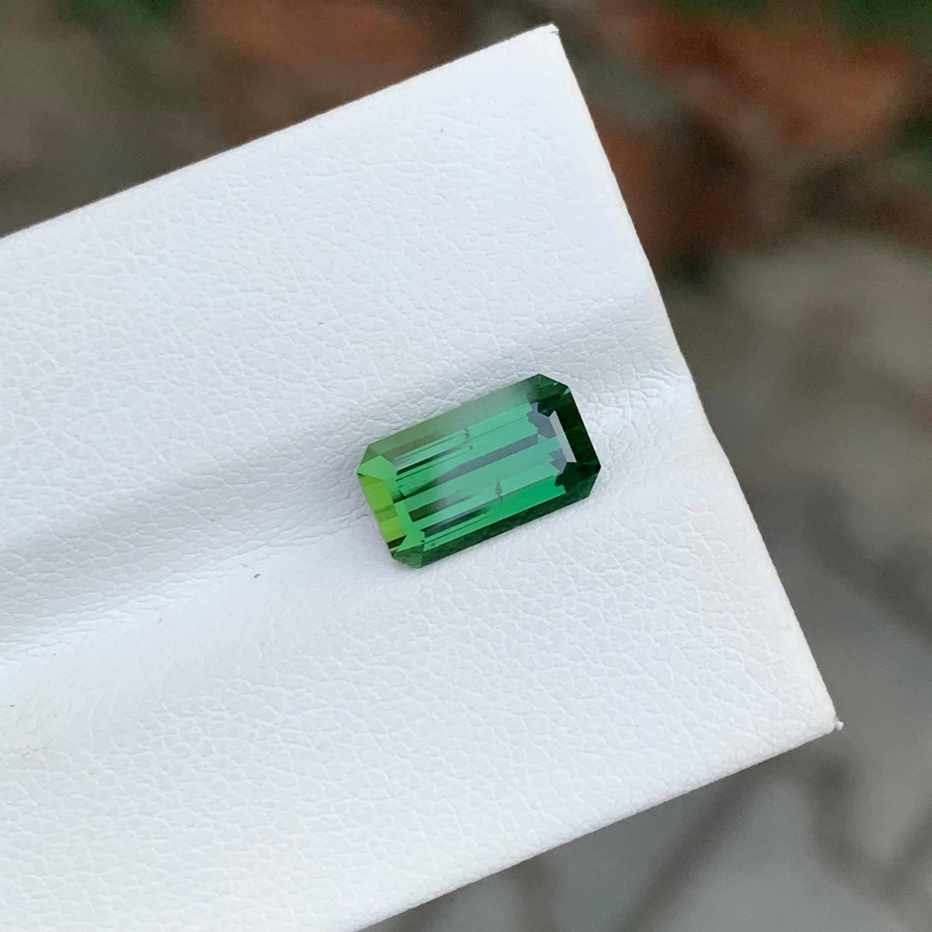 Arts and Crafts 2.70 Carat Natural Loose Green Tourmaline Emerald Shape Gemstone (pierre précieuse en forme d'émeraude) en vente